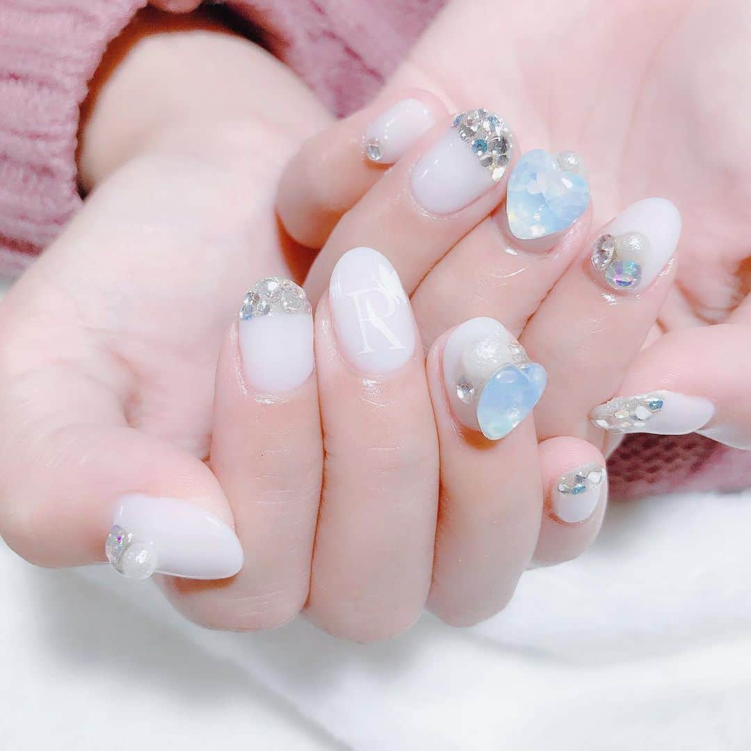 なかやまちえこのインスタグラム：「White🎄✨ #nail #nails #nailart #ネイル #美甲 #ネイルアート  #clou #nagel #ongle #ongles #unghia #japanesenailart #manucure #네일 #젤네일 #네일아트 #네일리스트 #japanesenails #manicurist #gelnails #أظافر #ホワイトネイル #whitenails #stonenails #rin ちゃん」