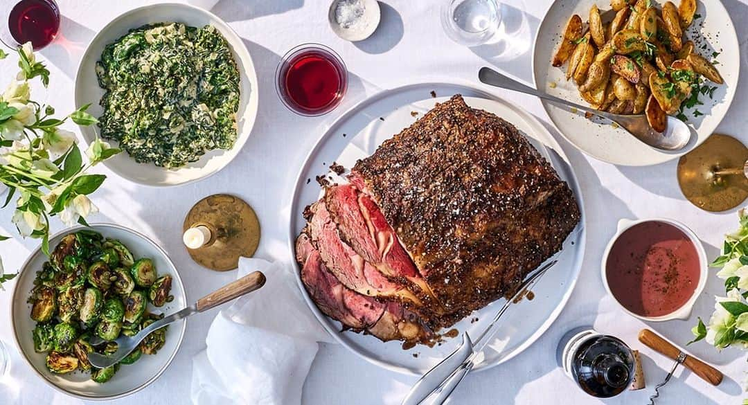 Whole Foods Marketさんのインスタグラム写真 - (Whole Foods MarketInstagram)「Looking for a showstopping holiday entrée? This is it. Plus, get delicious sides like Cider-Roasted Brussels Sprouts with Pepitas and Creamed Spinach and Kale. Order yours today!」12月19日 0時20分 - wholefoods