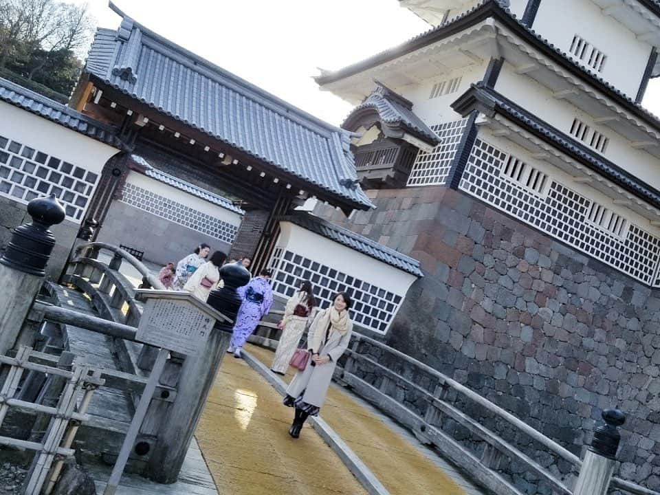 尾崎ななみさんのインスタグラム写真 - (尾崎ななみInstagram)「❁︎ ㅤㅤㅤㅤㅤㅤㅤㅤㅤㅤㅤㅤㅤ ㅤㅤㅤㅤㅤㅤㅤㅤㅤㅤㅤㅤㅤ 日本三大名園#兼六園 と#金沢城跡  金沢を代表する観光スポット。 ㅤㅤㅤㅤㅤㅤㅤㅤㅤㅤㅤㅤㅤ 観光客も多かったですが、凄く広いので、混雑感はなく見れました。 雪が積もった景色も見てみたいな〜♬⋆︎ㅤㅤㅤ ㅤㅤㅤㅤㅤㅤㅤㅤㅤㅤㅤㅤㅤ  金沢・加賀　前田家の奥方御殿#成巽閣 をオススメしてもらったので入ってみました(^^) ㅤㅤㅤㅤㅤㅤㅤㅤㅤㅤㅤㅤㅤ ゆっくりと金沢の歴史を見て学ぶ。良い旅でした。  ㅤㅤㅤㅤㅤㅤㅤㅤㅤㅤㅤㅤㅤ  ㅤㅤㅤㅤㅤㅤㅤㅤㅤㅤㅤ ㅤㅤㅤㅤㅤㅤㅤㅤ ㅤㅤㅤㅤㅤㅤㅤㅤㅤㅤㅤㅤㅤ ㅤㅤㅤㅤㅤㅤㅤㅤㅤㅤㅤㅤㅤ ----*----*----*----*----*----*----*----* #日本#石川県#金沢#石川旅行#金沢旅行#北陸旅行#尾崎ななみ#伊勢志摩アンバサダー」12月18日 18時55分 - nanami_ozaki_73