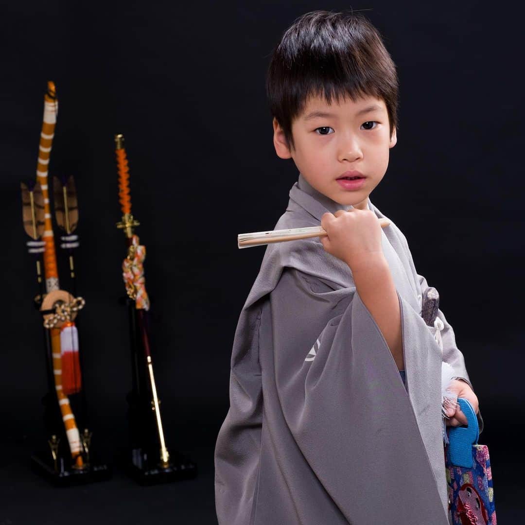 射水市フォトスタジオヒロシフォトさんのインスタグラム写真 - (射水市フォトスタジオヒロシフォトInstagram)「「男の子の定番の刀を持ってかっこよく撮ろう」といったら ノリノリでの撮影。 男の子を格好良く、5歳の子らしく自然な感じでも一枚  #七五三　＃5歳　#おとこのこ #かっこよく #今日の1枚 #富山 #射水市 #フォトスタジオ #ヒロシフォト#sutudio #photostudio #hiroshiphoto #いいね #ファインダー越しの私の世界 #写真好きな人と繋がりたい」12月18日 18時57分 - hiroshiphoto