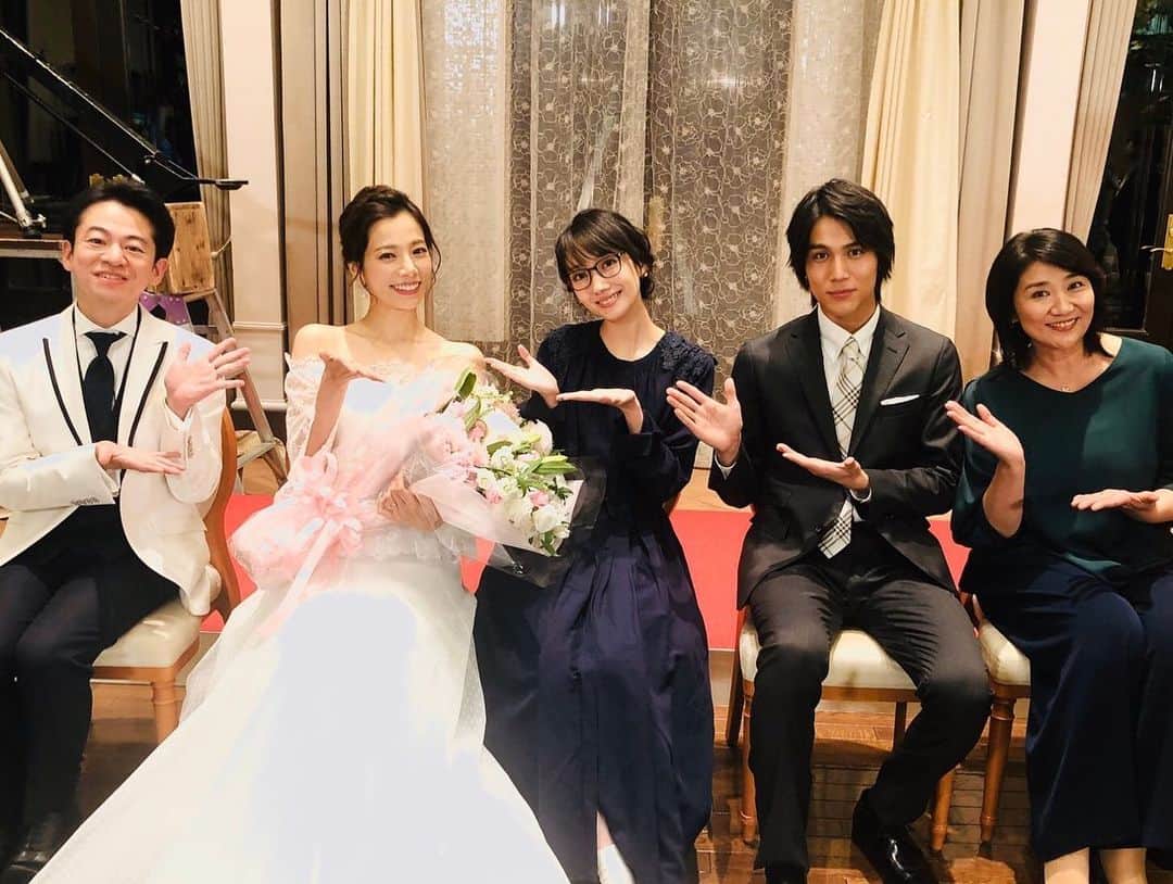 【公式】G線上のあなたと私さんのインスタグラム写真 - (【公式】G線上のあなたと私Instagram)「_﻿ #G線上ファミリー の皆さま😭﻿ ﻿ 温かすぎるコメントを本当に、﻿ 本当にありがとうございます。﻿ 全て大切に読ませていただいてます！﻿ ﻿ まだ見れてない方は、これまでのダイジェストも、﻿ 最終回も見逃し配信中ですので、﻿ ぜひぜひご覧いただけますと幸いです🥰😍﻿ もう少しの間、公式も更新させてください😉﻿ ﻿ まずは…これは本当に本当に﻿ 早く投稿したかったこちらの写真を👰🤵✨﻿ そして、そして#眞於先生 を演じた﻿ #桜井ユキ さんはこちらでクランクアップでした💐﻿ ﻿ この3人が #バイオリン三銃士 でよかった🥺✨﻿ #眞於先生が美しすぎませんか🥺﻿ #庄野さんさすがですね😏😏﻿ #也映子さんと理人くんと幸恵さん ﻿  #波瑠 #中川大志 #松下由樹 #永野宗典﻿ #tbs」12月18日 19時00分 - gsenjou_tbs2019