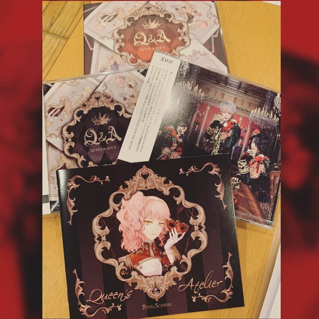 luzさんのインスタグラム写真 - (luzInstagram)「Royal Scandal 1st Album「Q&A-Queen and Alice-」発売日！  音楽も歌もイラストも最高なアルバムが完成しました！  是非迎えに来てください  #royalscandal  #luz #ロイスキャQA」12月18日 19時10分 - luzofficial