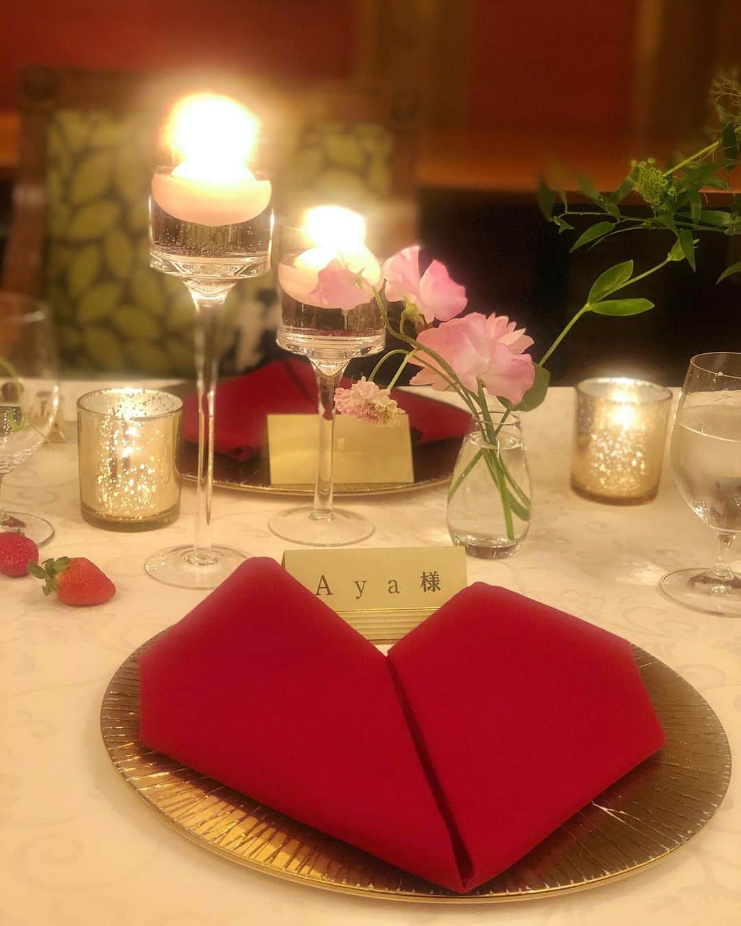 彩耶さんのインスタグラム写真 - (彩耶Instagram)「🍓 ℍ𝕒𝕡𝕡𝕪 𝕊𝕥𝕣𝕒𝕨𝕓𝕖𝕣𝕣𝕪 𝕎𝕖𝕕𝕕𝕚𝕟𝕘 🍓 ・ ザ・リッツカールトン大阪 @ritzcarlton.osaka において 今年も  #ストロベリーブッフェ が開催されます❣️ ・ ・ 先日、お披露目会にお招き頂きました🍰✨ ・ ・ 今年のテーマは苺の花言葉にちなみ #Wedding 💒💕 ・ 本当に Wedding Party に来たかのような華やかさ〜🎂✨💐 ・ ドレスケーキ、フラワークラウンケーキ、ストロベリーパフェ、バームクーヘン… 華やかでエレガントな苺スイーツで溢れていました🍓✨ ・ ・ 苺の甘い香りにうっとり〜❤️ そして、セイヴォリーも外せないっ🍔🍕 ・ 目で見て美味し〜😍食べてももっと美味し〜🤤💕 素敵な時間を過ごすことができました(๑>◡<๑)✨ ・ ・ 是非皆さんも この幸せ空間で、苺たっぷりの時間をお楽しみ下さいね💒🍓✨ ・ ・ お土産に、可愛いドラジェをプレゼントして頂けますよ💕 ・ ・ ・ アフタヌーンブッフェ 『ハッピーストロベリーウェディング』 12/27 (木)よりスタート❗️ 【期間】第1期 Classical Wedding 12/27(金)〜3/31(火) 　第2期 Garden Wedding 4/1(水)〜6/30(火) 【場所】 イタリア料理 スプレンディード （1階） 【予約】 TEL 06-6343-7020 ・ https://www.ritz-carlton.co.jp/restaurant/splendido/dessert/ ・ ・ ・ #ザリッツカールトン大阪 #ザリッツカールトンホテル #ritzcarltonosaka #happystrawberrywedding #ハッピーストロベリーウェディング #ストロベリー #アフタヌーンブッフェ #wedding #ウェデイング #strawberry #苺 #苺スイーツ #セイヴォリー #モデル#model#神戸#kobe#インスタグラム#インスタ#instagram#インフルエンサー#フォロー#followme#フォローミー」12月18日 19時10分 - 3aya11