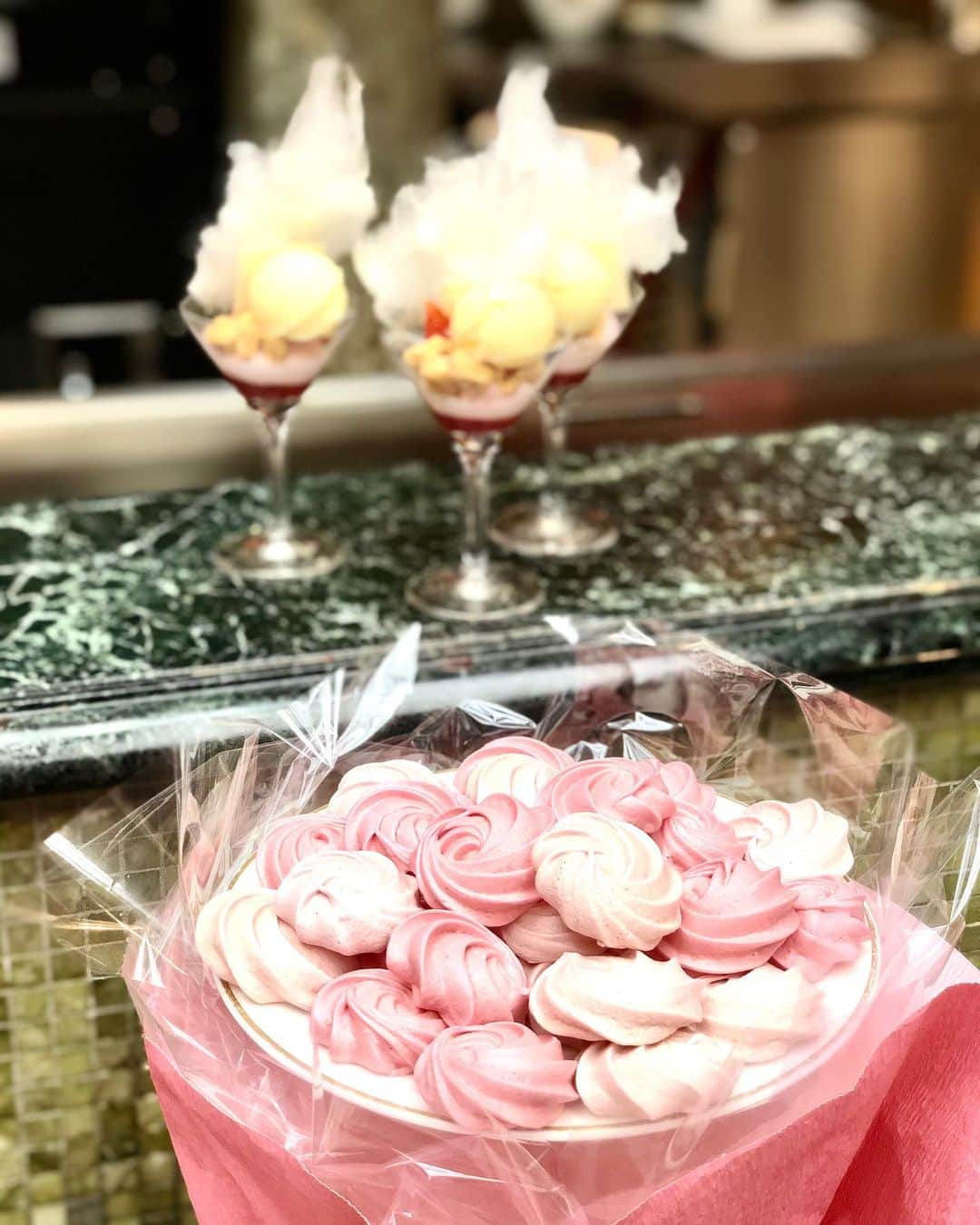 彩耶さんのインスタグラム写真 - (彩耶Instagram)「🍓 ℍ𝕒𝕡𝕡𝕪 𝕊𝕥𝕣𝕒𝕨𝕓𝕖𝕣𝕣𝕪 𝕎𝕖𝕕𝕕𝕚𝕟𝕘 🍓 ・ ザ・リッツカールトン大阪 @ritzcarlton.osaka において 今年も  #ストロベリーブッフェ が開催されます❣️ ・ ・ 先日、お披露目会にお招き頂きました🍰✨ ・ ・ 今年のテーマは苺の花言葉にちなみ #Wedding 💒💕 ・ 本当に Wedding Party に来たかのような華やかさ〜🎂✨💐 ・ ドレスケーキ、フラワークラウンケーキ、ストロベリーパフェ、バームクーヘン… 華やかでエレガントな苺スイーツで溢れていました🍓✨ ・ ・ 苺の甘い香りにうっとり〜❤️ そして、セイヴォリーも外せないっ🍔🍕 ・ 目で見て美味し〜😍食べてももっと美味し〜🤤💕 素敵な時間を過ごすことができました(๑>◡<๑)✨ ・ ・ 是非皆さんも この幸せ空間で、苺たっぷりの時間をお楽しみ下さいね💒🍓✨ ・ ・ お土産に、可愛いドラジェをプレゼントして頂けますよ💕 ・ ・ ・ アフタヌーンブッフェ 『ハッピーストロベリーウェディング』 12/27 (木)よりスタート❗️ 【期間】第1期 Classical Wedding 12/27(金)〜3/31(火) 　第2期 Garden Wedding 4/1(水)〜6/30(火) 【場所】 イタリア料理 スプレンディード （1階） 【予約】 TEL 06-6343-7020 ・ https://www.ritz-carlton.co.jp/restaurant/splendido/dessert/ ・ ・ ・ #ザリッツカールトン大阪 #ザリッツカールトンホテル #ritzcarltonosaka #happystrawberrywedding #ハッピーストロベリーウェディング #ストロベリー #アフタヌーンブッフェ #wedding #ウェデイング #strawberry #苺 #苺スイーツ #セイヴォリー #モデル#model#神戸#kobe#インスタグラム#インスタ#instagram#インフルエンサー#フォロー#followme#フォローミー」12月18日 19時10分 - 3aya11