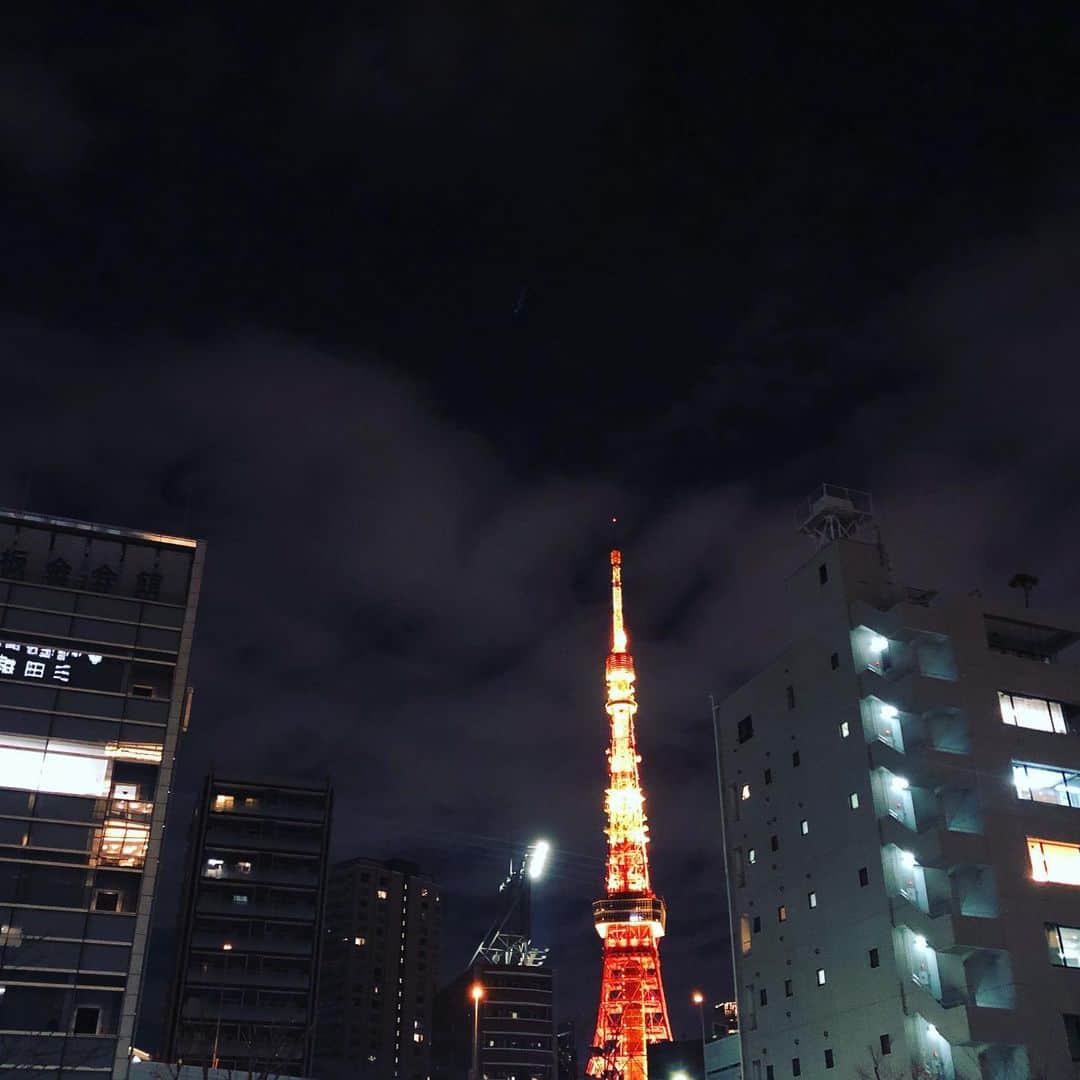 野宮真貴さんのインスタグラム写真 - (野宮真貴Instagram)「東京は夜の七時♪﻿ ﻿ やっぱり東京タワーは美しいな🗼﻿ ﻿ #東京は夜の七時 #東京タワー #🗼 #tokyo #野宮真貴 #missmakinomiya」12月18日 19時03分 - missmakinomiya