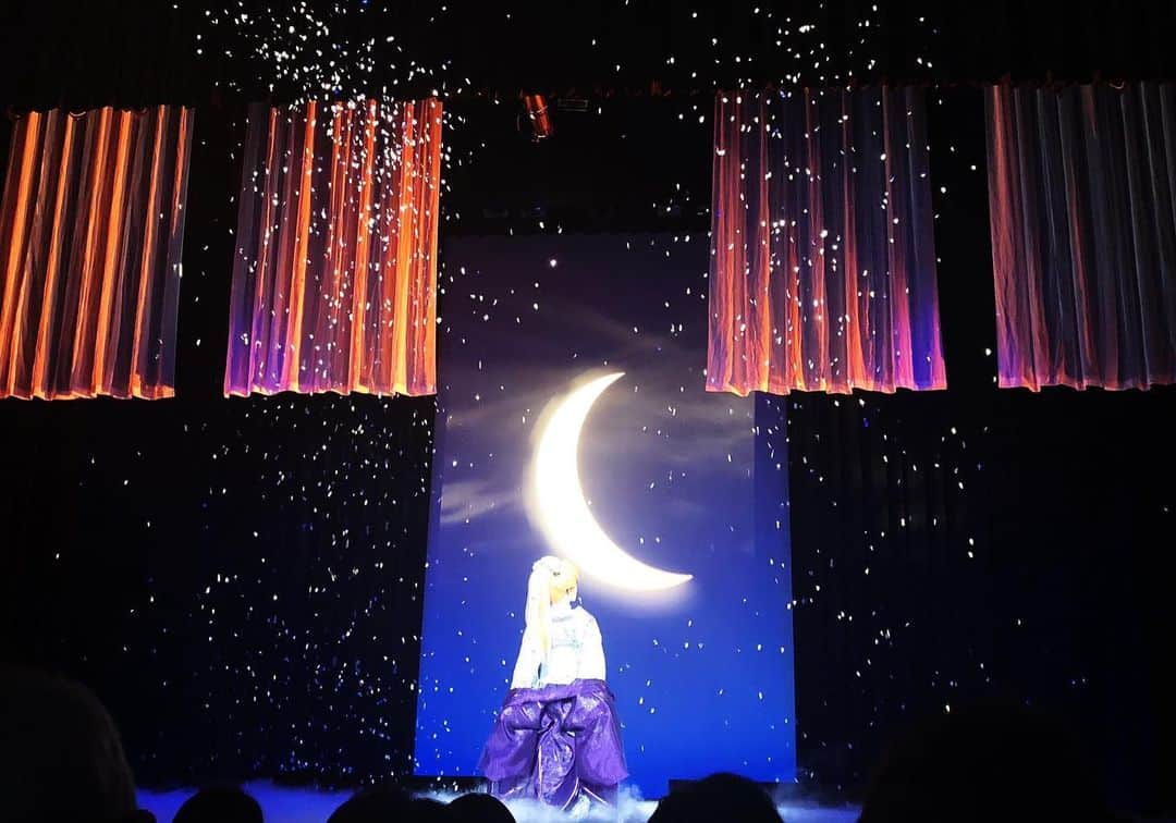 のインスタグラム：「. 🌹五月千和加リサイタル-夢舞台-🌹 . 第二部 鏡花水月 大トリは「月物語」 . 切ない壮大な曲。 歌詞が大好きです。 . 大きな眉月をバックに、雪は銀雪❄️に変えました。 花道に引っ込んで走って奈落でカツラも衣裳も全取替え、そしてセリから上がるまで約40秒。 セリ自体、完全に上がりきるまで35秒かかるので舞台裏では壮絶な早替えとランニングでした笑 . . #月物語 #月 #大道具 #舞台 #stage #moon #日本橋」