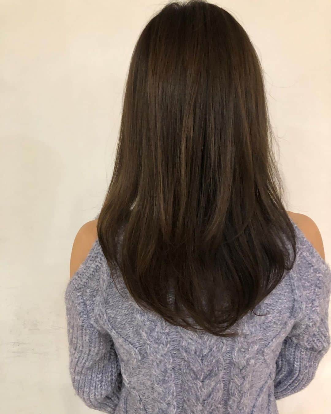 村主章枝さんのインスタグラム写真 - (村主章枝Instagram)「My new hair color❄️ Thank you so much for special treatment as well. 髪の毛、染めました🐒✨ トリートメントもしていただき、ツルツルになりました！ いつも、ありがとうございます😊 @daiki_hattori  http://acqua.co.jp/ #acquaomotesando  #highlight  #haircolor  #服部大起  #ハイライト  #ハイライトカラー  #外国人風カラー」12月18日 19時19分 - fumie.suguri