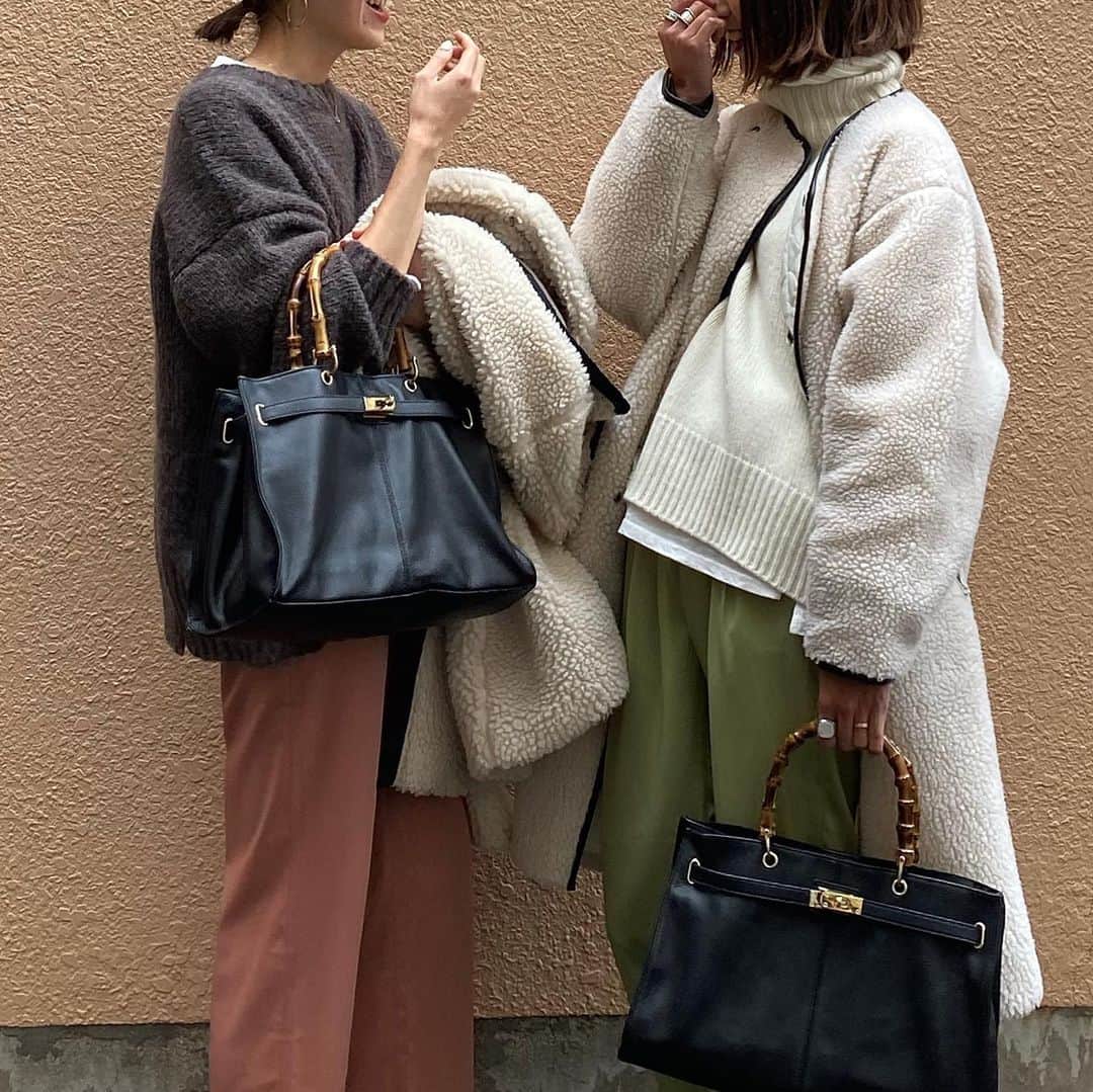 美生のインスタグラム：「本日もLIVEのご視聴﻿ ありがとうございました🙇‍♂️💕﻿ ﻿ 24h限定 special event﻿ 本日ご紹介のBAGが嬉しいプライスに♡﻿ ﻿ こちらのBAGは¥2,500♡﻿😳 ﻿ 3枚目の動画は﻿ 今年の春に撮ったもので﻿ ベージュも悩んでたとき…💕﻿ ﻿ 4枚目は﻿ 4月に @ryococoyr  さんと撮ったお写真♡﻿ 懐かしい~♡﻿ 春コーデに合わせても﻿ やっぱりかわいい👏💕﻿ ﻿ 他にもオススメのBAGがたくさんあるので﻿ ぜひcheckしてみてくださいね♡﻿ ﻿ ﻿ ﻿」