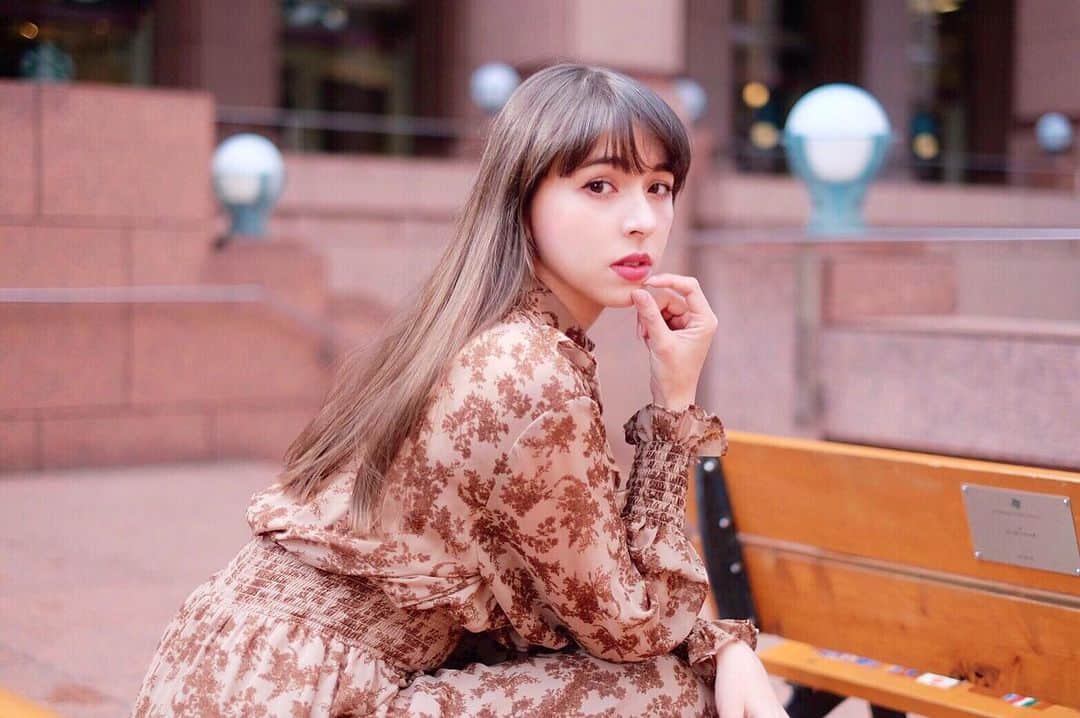アイシスのインスタグラム：「最近夜な夜なポンチャックディスコを聴いて眠りにつきます。滝澤です。ちなみにあんまりいい夢は見られません。おすすめはしません。最近 気づいたことがあるだよ。自分が当たり前にしていること、できることが果たして他人にとってもそうなのかというと、違うんだね。わかったつもりでいたけれど、みんなそれぞれの正義をもって、それぞれの優先順位や価値観の中で生きてる。大事にしてるものだって違う。なら自分が納得できる形で人と関わっていかないとね。みんな違って、みんないいはず。ぜんぶ、自分次第。  #ポンチャックディスコ #二拍子 #たまらんなあ #つい聴いちゃう #変な夢みるけど #今日もお疲れ様 #いろんなこと考えちゃうときもあるよね #人間てむずいね #がんばろ #しらたま写真シリーズ #シラータマー #アラーキー的な #airsofter #airsoftgirl #goodnightpost」
