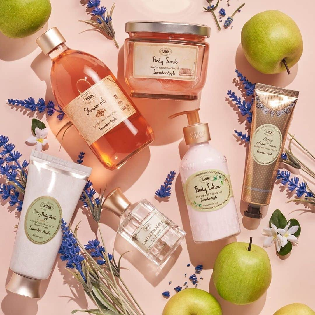 SABON Japanさんのインスタグラム写真 - (SABON JapanInstagram)「＜Lavender Apple Collection 新アイテム多数登場！＞﻿ 数あるSABONの香りの中でもハッピーな気分にぴったりの香り、ラベンダー・アップル。﻿ 摘みたてのラベンダーとジューシーなグリーンアップルが、フルーティーなハーモニーを奏でる香りです。﻿ ﻿ 12月26日(木)から、新アイテムが加わり豊富なラインナップに。﻿ これまでも人気のボディスクラブやシャワーオイルに加えて、保湿アイテムが充実。﻿ また、アロマなどホームアイテムも登場します。﻿ 家族で過ごす時間の多い季節に、家中、家族全員でお楽しみいただけるコレクションです。﻿ ﻿ 新鮮なラベンダー・アップルの香りで﻿ 日常をもっとわくわく、もっとハッピーに！﻿ 香るだけで楽しい一日がスタートする喜びが弾け出します。﻿ ﻿ ﻿ #sabon#lavenderapple#サボン#ラベンダーアップル#ボディスクラブ#ボディローション#シャワーオイル#シルキーボディミルク#オードゥサボン#ハンドクリーム#バターハンドクリーム#アロマ#保湿#保湿ケア#香り#サボンの香り#ラベンダー#アップル#フルーティー#新登場#フローラル#新商品#コスメ#美容#ピンク#グリーンアップル#sabonjapan」12月18日 19時14分 - sabon_japan