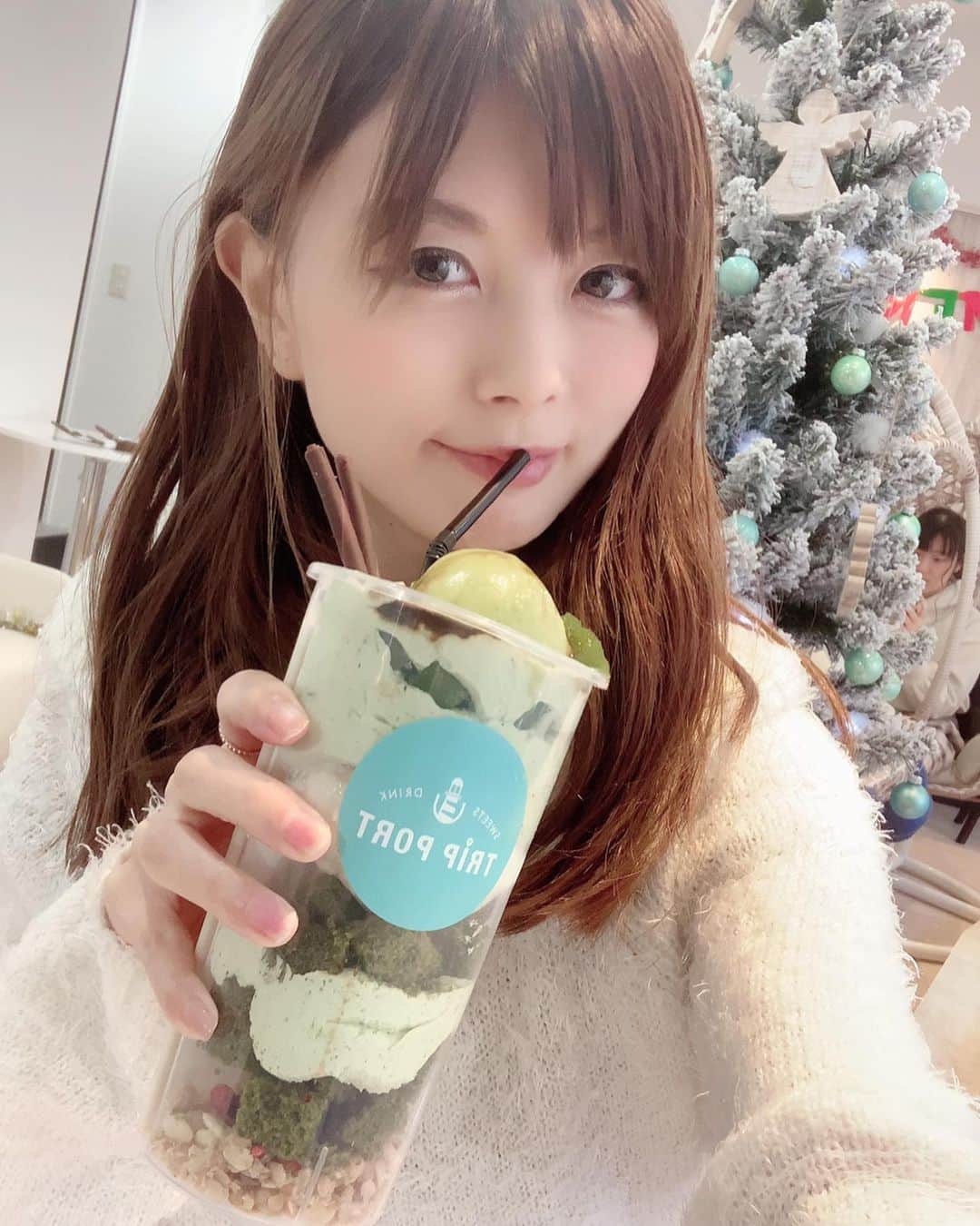 のインスタグラム：「☺︎今日のランチ☺︎ * * めざましテレビでやってて気になってたの♡ TRIP PORT SWEET & DRINKへ🧁💓 * *  見た目も可愛いドリンクとパフェが楽しめるツインカップ😍 私は抹茶ときなこのスムージーをオーダー🥰 うんまー(〃▽〃)♡ * *  スイーツ前のランチは同じ系列のTRIP-PORTで 駅弁食べたよ¨̮♡︎駅弁ランチ🍽なんて珍しいよね ‼️夜はスポーツバーとして人気みたい⚾️ * * 駅近でアクセスもいいからまたいこーっと😊 御馳走様でした( ›◡ु‹ )♡ * #tripport  #スイーツ  #原宿グルメ  #原宿ランチ  #食べ歩き  #ツインカップ  #スポーツbar  #駅弁 #旅行 #pr @tripportpubcafe @tripport_sweetsdrink #さとみのグルメ記録 #パフェ #ツインカップ」