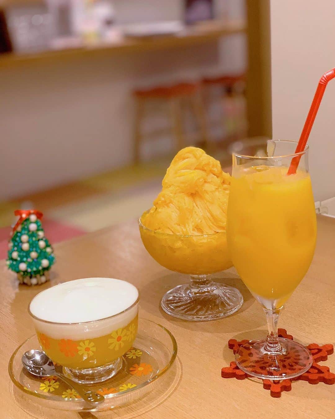 長嶺菜菜子さんのインスタグラム写真 - (長嶺菜菜子Instagram)「﻿ マ﻿ ン﻿ ゴ﻿  I﻿ 💃﻿ 🥭﻿ ﻿ ﻿ 年中マンゴーが食べられるかふぇ﻿ ﻿ ﻿ マンゴー好きにはたまらんたまらん﻿ ﻿ ﻿ マンゴーを丸ごと凍らせてそれを削って作る100%マンゴーかき氷🥭🍧﻿ ﻿ ﻿ #沖縄産マンゴー﻿ ﻿ ﻿ かき氷だけど﻿ もんのすごく濃厚で美味しい🤤❤️﻿ ﻿ ﻿ 他にも﻿ マンゴーピザ🥭🍕﻿ マンゴービール🥭🍺﻿ とかもあったよ🤭﻿ ﻿ ﻿ これはまた行かねば💃﻿ ﻿ ﻿ ━︎━︎━︎━︎━︎━︎━︎━︎━︎━︎﻿ 📍 マンゴーカフェ木の葉﻿ 🥭 沖縄県那覇市3-2-43﻿ 🕛 10:00-19:00（水曜定休）﻿ 🚶‍♀️ 牧志駅から徒歩5分﻿ ﻿ ﻿ ★------------------------------------------------☆ ﻿ #沖縄出身 #沖縄県産﻿ #八重歯 #でこっぱち﻿ #沖縄観光地﻿ #沖縄おすすめ観光地﻿ #沖縄おすすめカフェ﻿ #おすすめカフェ﻿ #沖縄マンゴー﻿ #マンゴーかき氷﻿ #キーツマンゴーかき氷﻿ #マンゴーカプチーノ﻿ #マンゴー﻿ #マンゴーカフェ﻿ #マンゴーカフェ木の葉﻿ #マンゴーカフェ木の葉平和通り店」12月18日 19時15分 - na7co0422