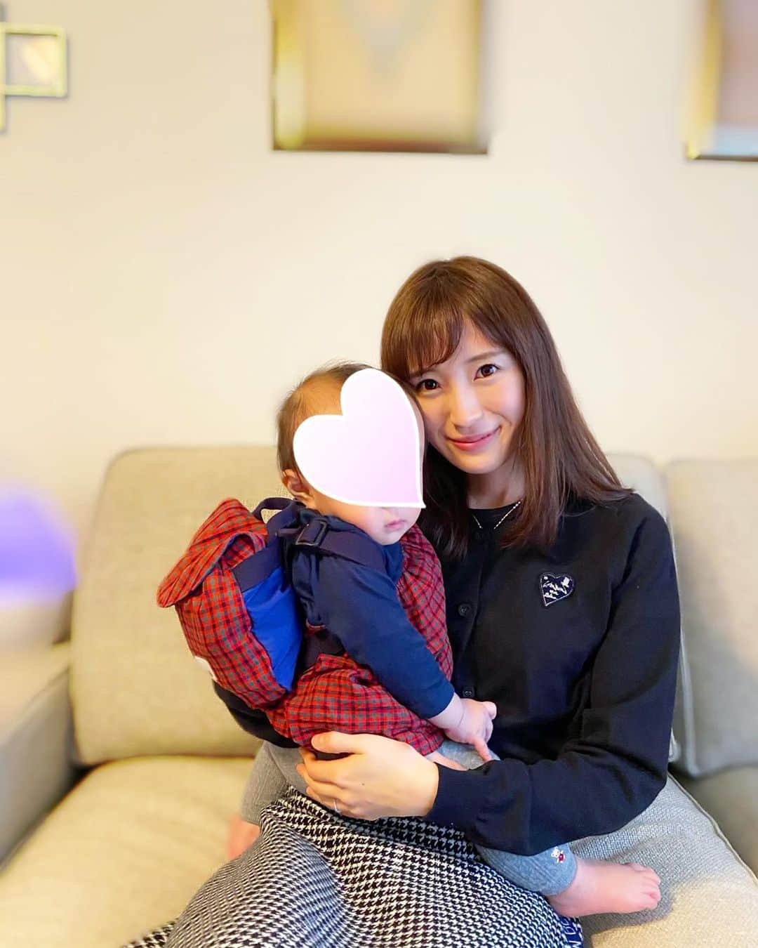 小林真由さんのインスタグラム写真 - (小林真由Instagram)「⋆﻿ ⋆﻿ 少し前に実家でも娘の誕生日をお祝い🎂﻿ ﻿ スマッシュケーキは水切りヨーグルトと食パンで、﻿ 中に果物もたっぷり入れたけど﻿ やっぱりあまり手を出さずに終わりました🤣﻿ 汚して食べるスマッシュケーキなのに ひ孫の口の周りをいちいち拭いてくれる ひいおばあちゃんが可愛かった💕 少しでも甘くすべきだったなぁ🙈﻿ ﻿ ううぅーーと叫びながら﻿ 一升餅を背負う姿は凛々しかった🎒﻿ ﻿ ﻿ 1歳のお誕生日はやっぱり特別で﻿ おめでとうとありがとうを100回は言った気がする﻿ はらぺこあおむしは、﻿ あおのりとほうれん草ペーストを混ぜて🍙﻿ 作るの楽しかったです🥺﻿ ﻿ ちなみに選び取りをしたら﻿ 真っ先に鏡をセレクト！﻿ センスフルな女性になれますように😊💄 何より健康第一に過ごしてほしい🙏✨﻿ ﻿ ﻿ ﻿#1歳 #誕生日 #スマッシュケーキ #一升餅 #誕生日プレート #はらぺこあおむし #女の子ベビー #女の子ママ #コーデ #ママコーデ #ママライフ #ベビー服 #ファミリア #コーディネート #バースデー ﻿ ﻿」12月18日 19時16分 - mayukobayashii
