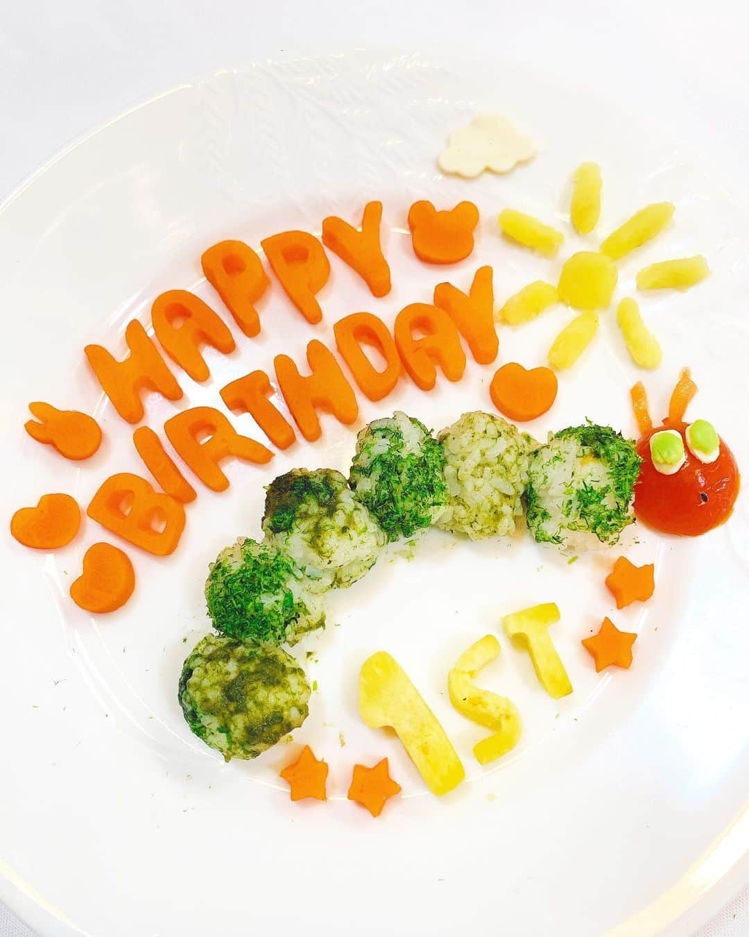 小林真由さんのインスタグラム写真 - (小林真由Instagram)「⋆﻿ ⋆﻿ 少し前に実家でも娘の誕生日をお祝い🎂﻿ ﻿ スマッシュケーキは水切りヨーグルトと食パンで、﻿ 中に果物もたっぷり入れたけど﻿ やっぱりあまり手を出さずに終わりました🤣﻿ 汚して食べるスマッシュケーキなのに ひ孫の口の周りをいちいち拭いてくれる ひいおばあちゃんが可愛かった💕 少しでも甘くすべきだったなぁ🙈﻿ ﻿ ううぅーーと叫びながら﻿ 一升餅を背負う姿は凛々しかった🎒﻿ ﻿ ﻿ 1歳のお誕生日はやっぱり特別で﻿ おめでとうとありがとうを100回は言った気がする﻿ はらぺこあおむしは、﻿ あおのりとほうれん草ペーストを混ぜて🍙﻿ 作るの楽しかったです🥺﻿ ﻿ ちなみに選び取りをしたら﻿ 真っ先に鏡をセレクト！﻿ センスフルな女性になれますように😊💄 何より健康第一に過ごしてほしい🙏✨﻿ ﻿ ﻿ ﻿#1歳 #誕生日 #スマッシュケーキ #一升餅 #誕生日プレート #はらぺこあおむし #女の子ベビー #女の子ママ #コーデ #ママコーデ #ママライフ #ベビー服 #ファミリア #コーディネート #バースデー ﻿ ﻿」12月18日 19時16分 - mayukobayashii