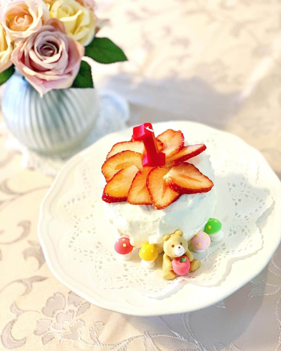 小林真由のインスタグラム：「⋆﻿ ⋆﻿ 少し前に実家でも娘の誕生日をお祝い🎂﻿ ﻿ スマッシュケーキは水切りヨーグルトと食パンで、﻿ 中に果物もたっぷり入れたけど﻿ やっぱりあまり手を出さずに終わりました🤣﻿ 汚して食べるスマッシュケーキなのに ひ孫の口の周りをいちいち拭いてくれる ひいおばあちゃんが可愛かった💕 少しでも甘くすべきだったなぁ🙈﻿ ﻿ ううぅーーと叫びながら﻿ 一升餅を背負う姿は凛々しかった🎒﻿ ﻿ ﻿ 1歳のお誕生日はやっぱり特別で﻿ おめでとうとありがとうを100回は言った気がする﻿ はらぺこあおむしは、﻿ あおのりとほうれん草ペーストを混ぜて🍙﻿ 作るの楽しかったです🥺﻿ ﻿ ちなみに選び取りをしたら﻿ 真っ先に鏡をセレクト！﻿ センスフルな女性になれますように😊💄 何より健康第一に過ごしてほしい🙏✨﻿ ﻿ ﻿ ﻿#1歳 #誕生日 #スマッシュケーキ #一升餅 #誕生日プレート #はらぺこあおむし #女の子ベビー #女の子ママ #コーデ #ママコーデ #ママライフ #ベビー服 #ファミリア #コーディネート #バースデー ﻿ ﻿」