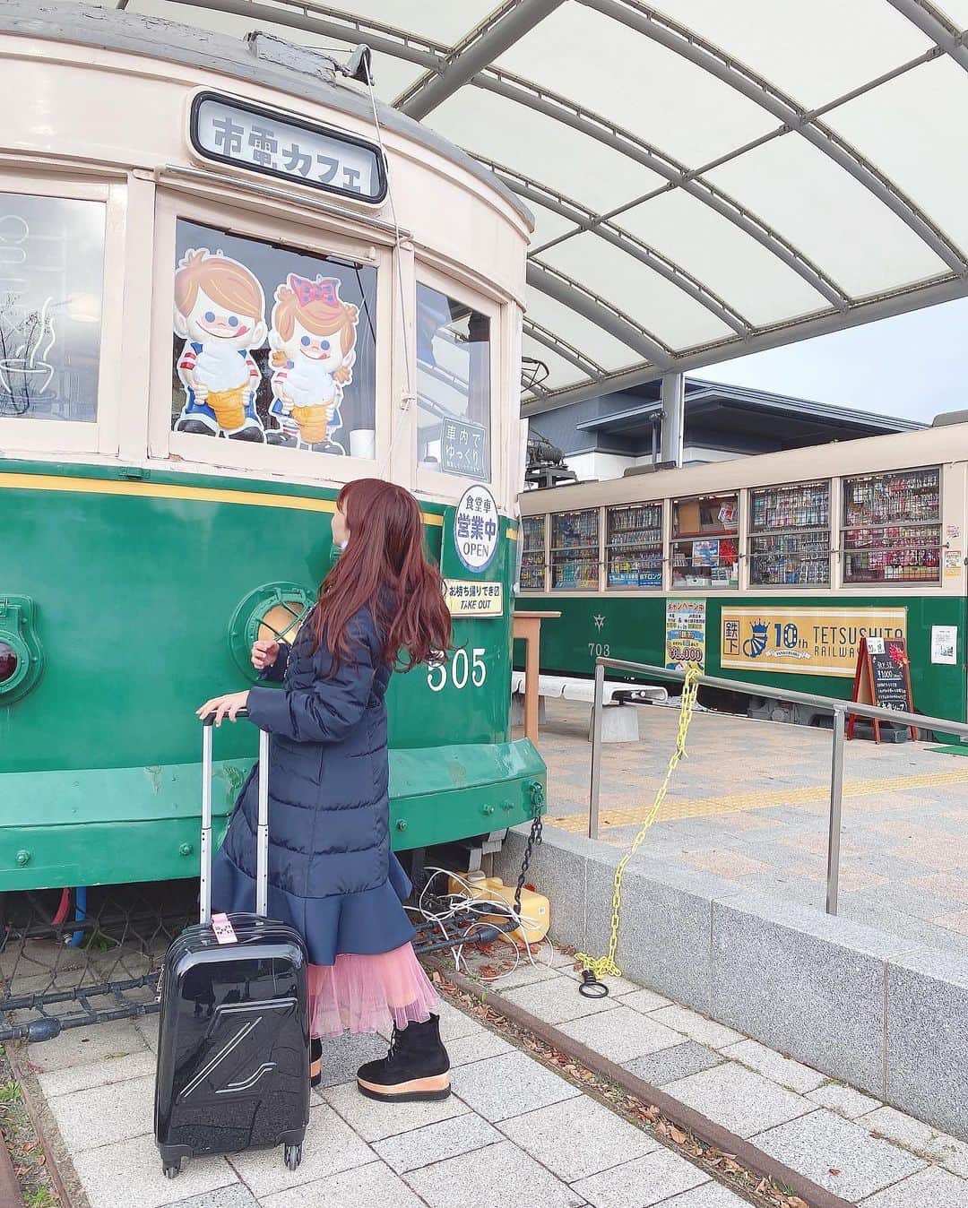 横田亜美さんのインスタグラム写真 - (横田亜美Instagram)「❤︎ 京都で行きたかった 市電カフェ☕️💓 ( 載せてなかった🥺🥺 ) . 京都駅から電車で3分❣️ . 私の地元には市電が走ってて 小さい頃からよく乗ってたから なんか市電が好きなんだ🚃💕 . 名物吊り輪パンがかわいすぎた。 いろんな味があるけど私は キャラメルチョコ味にしたヨ🍫* . 私のキャリーケースは ももクロちゃんZ🍀🌈 . . #京都カフェ #京都グルメ #京都観光 #京都鉄道博物館 #市電 #路面電車 #toccocloset #京都 #京都旅行 #女子旅　#週末デート #デートスポット #デート」12月18日 19時18分 - amimi0218