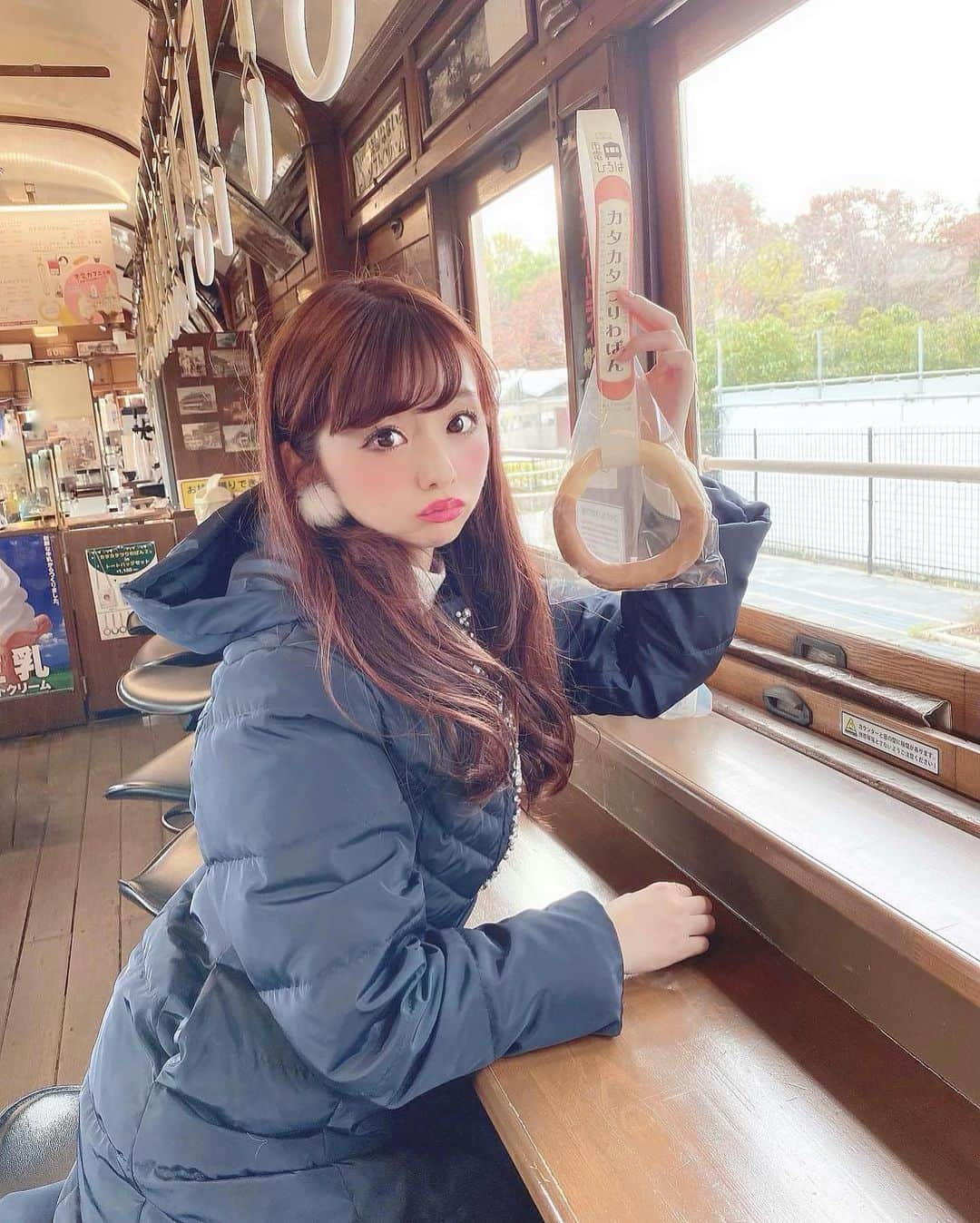 横田亜美さんのインスタグラム写真 - (横田亜美Instagram)「❤︎ 京都で行きたかった 市電カフェ☕️💓 ( 載せてなかった🥺🥺 ) . 京都駅から電車で3分❣️ . 私の地元には市電が走ってて 小さい頃からよく乗ってたから なんか市電が好きなんだ🚃💕 . 名物吊り輪パンがかわいすぎた。 いろんな味があるけど私は キャラメルチョコ味にしたヨ🍫* . 私のキャリーケースは ももクロちゃんZ🍀🌈 . . #京都カフェ #京都グルメ #京都観光 #京都鉄道博物館 #市電 #路面電車 #toccocloset #京都 #京都旅行 #女子旅　#週末デート #デートスポット #デート」12月18日 19時18分 - amimi0218