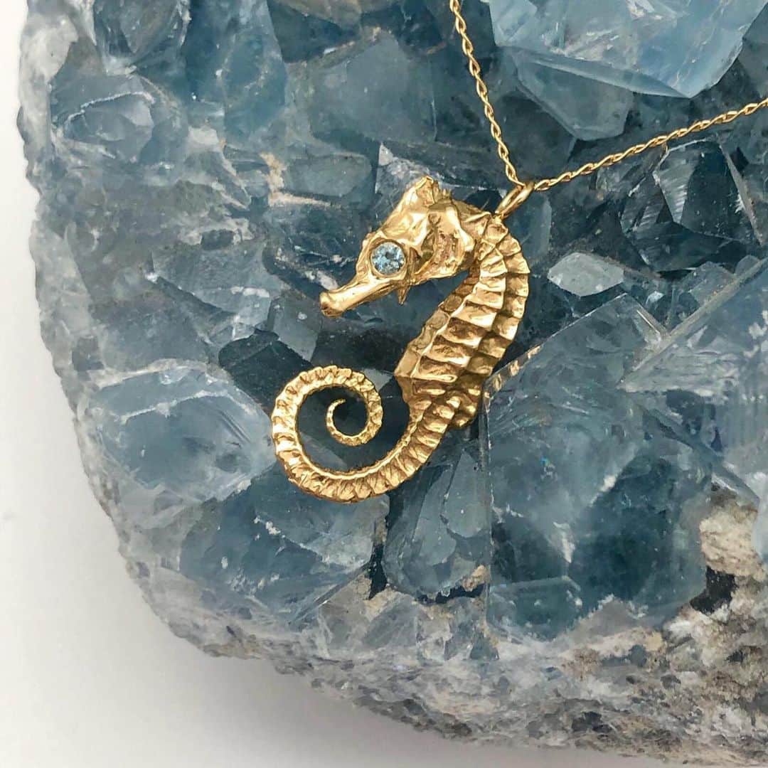 のインスタグラム：「A jewel for life.  Our Zoe mini seahorse is the symbol of #Power, #Strength and #protection with a healing aquamarine stone. Aquamarine is the stone of courage and helps promote self-expression. ⠀⠀⠀⠀⠀⠀⠀⠀⠀ Made in 18 carat solid gold.  #onceiconicalwaysiconic  Celebrating #10YRS10ICONS of Bex Rox as we now transition into a holistic conscious bespoke brand supporting the art of slow, artisanal luxury. ⠀⠀⠀⠀⠀⠀⠀⠀⠀ #sustainableluxury #transparency #iconicdesigns #iconicrox #seahorse #zoeseahorse  Shot by @sassrobcreative」