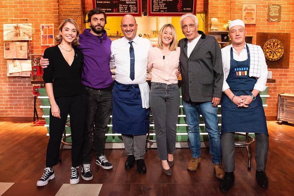アリス・アイザズのインスタグラム：「Eh vous ! @burgerquiz ce soir animé par le parfait @jeromecommandeur avec une team de rêve @piomarmai @ludivinesagnier @darmon.gerard 🍔🍟」