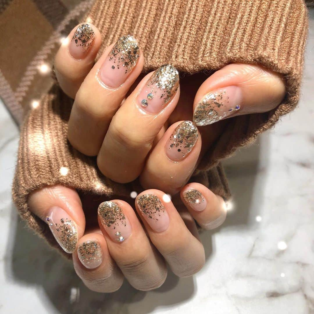 若尾綾香さんのインスタグラム写真 - (若尾綾香Instagram)「☆ new nail🎁🎌 年末年始の楽しいイベント事に ピッタリなイメージのラメグラデに💅 . . #nail#gradationnail#シャンパンゴールドネイル#12月ネイル#年末年始ネイル#💅」12月18日 19時23分 - ayaka_wakao