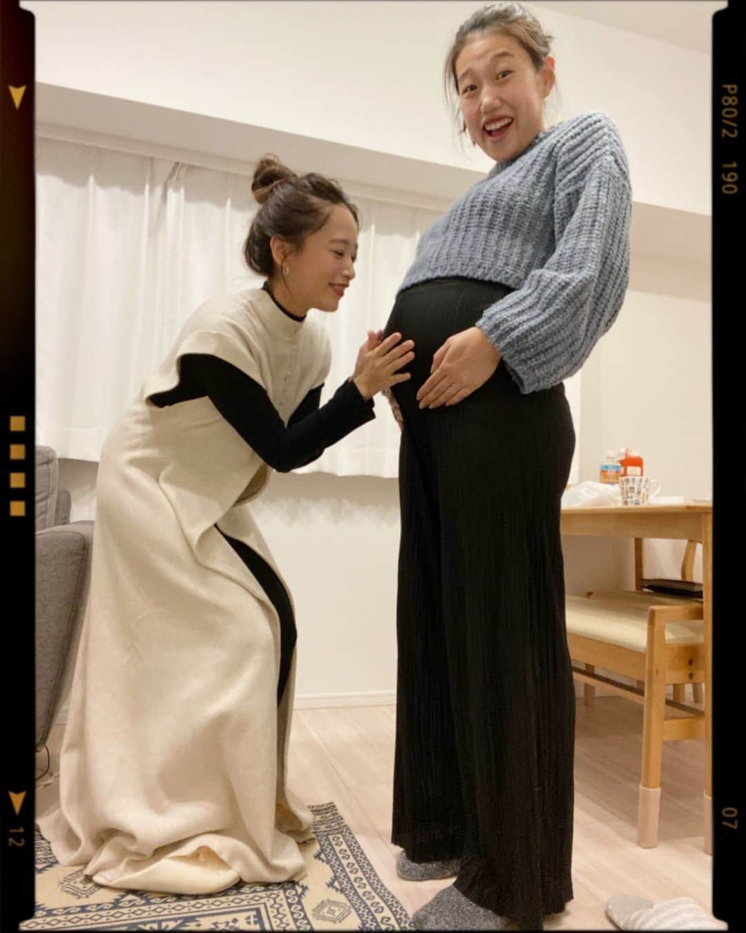 近藤千尋のインスタグラム：「先日　@yokosawa_natsuko  なっちゃん家でまったり🏠 愛おしいお腹を触らせてもらって…👶 1ヶ月半前の自分のお腹が もう懐かしく感じました。笑🤰 幸せをありがとう🥰❤️❤️ #なっちゃんのインスタにも #この日の変な動画載ってます 笑」