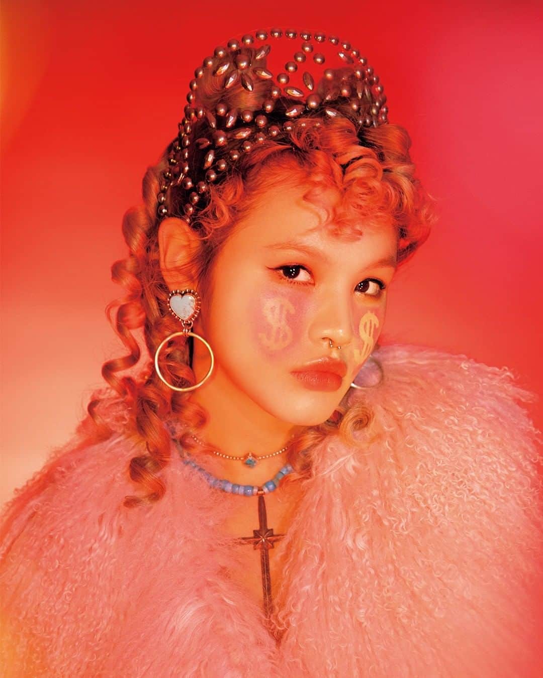 のインスタグラム：「ただのチークじゃつまんないから、今いちばん欲しいものを顔に描いちゃおう！　ふんわり女の子なムードだけど、こんなインパクトのあるチークだなんて最高じゃない？　チークに願いをのせればきっとなんでも叶うはず♡  january issue NYLON FILTER  model @lionlifts  jacket @charlottesimone cross necklace,belt use as hair acceary @g2question choker,earrings @philosophy_arts  #nylonjapan #nylonjp #nylonguys #nylonguysjapan #nylonfilter #beauty #caelumjp」