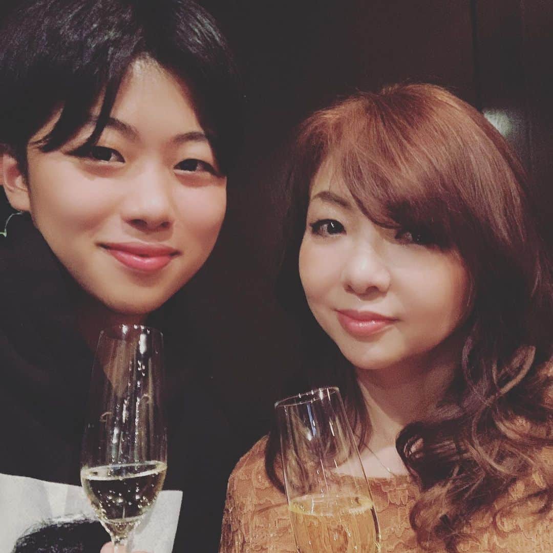 モモコさんのインスタグラム写真 - (モモコInstagram)「次男とフグを食べに行きました！と、言っても連れてってもらいましたぁ！ 美味しかった💕 次男は、二十歳になってから初めてのフグだったんで、ヒレ酒初体験でした🍶 ・ ・ 【S.MOMO年末年始お休みのお知らせ】 10月25日のオープンより休みなしで開けてきたS.MOMOですが、年末年始12月28日〜1月６日まで、お休み頂きます。 そして、12月21日（土）から冬場の営業時間を11時〜18時とさせていただきます！ よろしくお願いします😊  #ハイヒールモモコ #👠 #👠🍑 #CHANEL #シャネラー #グルメ #次男と #ふぐ #ヒレ酒 #smomo #エスモモ」12月18日 19時27分 - highheel_momoko