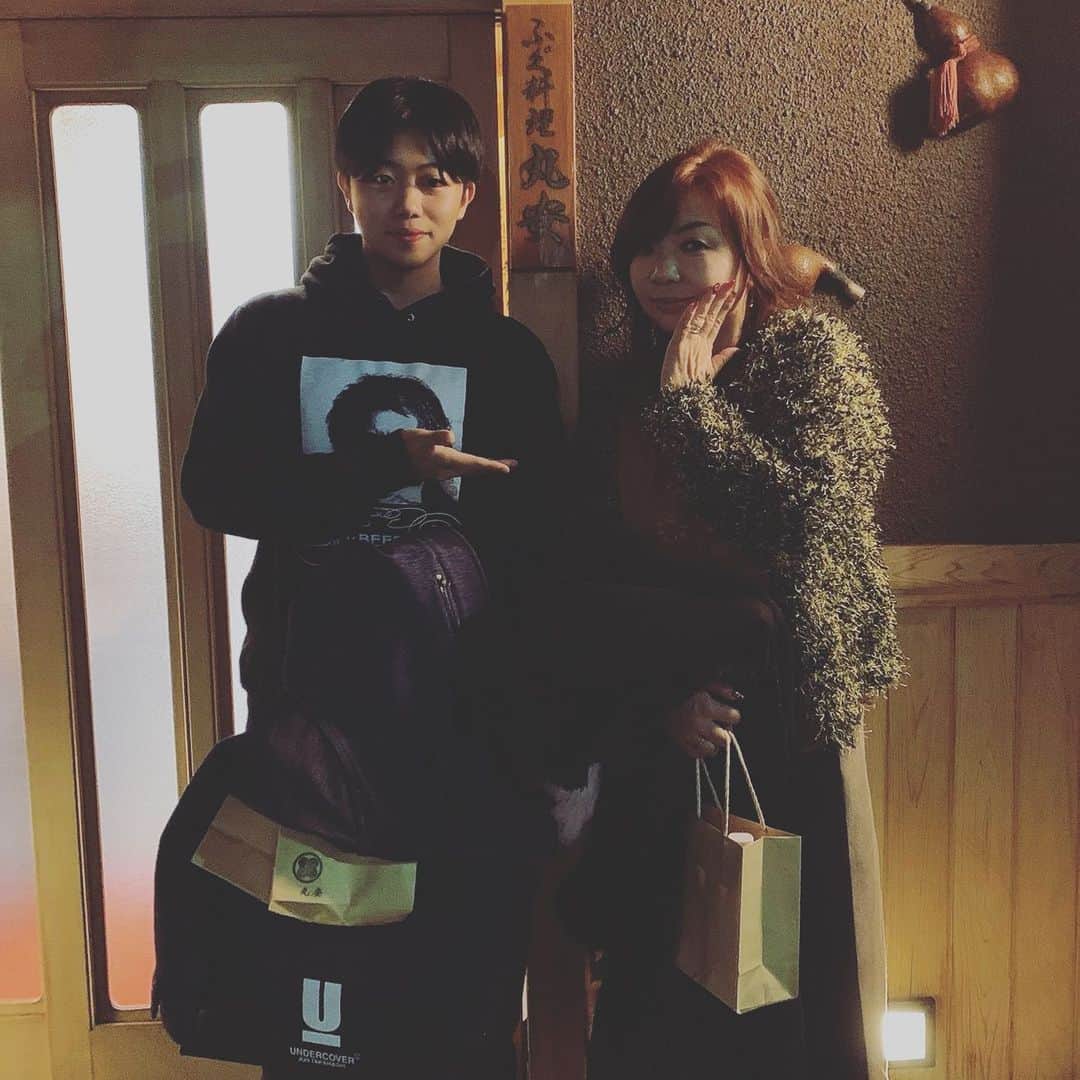 モモコさんのインスタグラム写真 - (モモコInstagram)「次男とフグを食べに行きました！と、言っても連れてってもらいましたぁ！ 美味しかった💕 次男は、二十歳になってから初めてのフグだったんで、ヒレ酒初体験でした🍶 ・ ・ 【S.MOMO年末年始お休みのお知らせ】 10月25日のオープンより休みなしで開けてきたS.MOMOですが、年末年始12月28日〜1月６日まで、お休み頂きます。 そして、12月21日（土）から冬場の営業時間を11時〜18時とさせていただきます！ よろしくお願いします😊  #ハイヒールモモコ #👠 #👠🍑 #CHANEL #シャネラー #グルメ #次男と #ふぐ #ヒレ酒 #smomo #エスモモ」12月18日 19時27分 - highheel_momoko