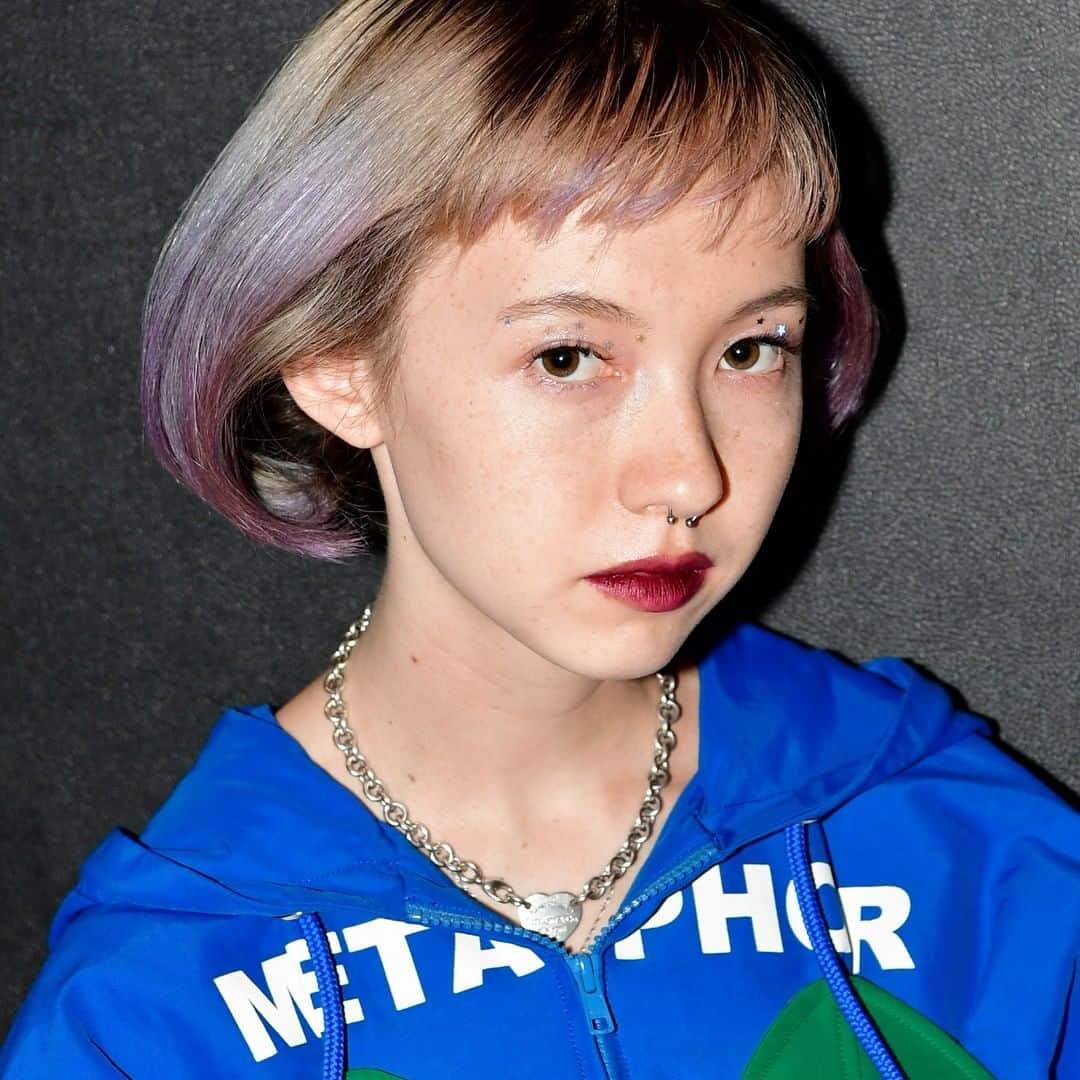 のインスタグラム：「NYLON JAPAN 15TH SHOW MAKEUP PLAYBACK!! アイメイクは色を控えめに、グリッターの輝きとスターをアクセサリー感覚でオン。バーガンディリップを合わせてカジュアル過ぎないおしゃれ顔に♡ 【ITEM】  リップスティック ショー オーキッド ダズルシャドウ  リキッド フラッシュ アンド ダッシュ @maccosmeticsjapan @ashley__0625  #nylonjapan #nylonjp #nylon #NYLON15THSHOW #maccosmetics #maccosmeticsjapan #mac #beauty #makeup #caelumjp」