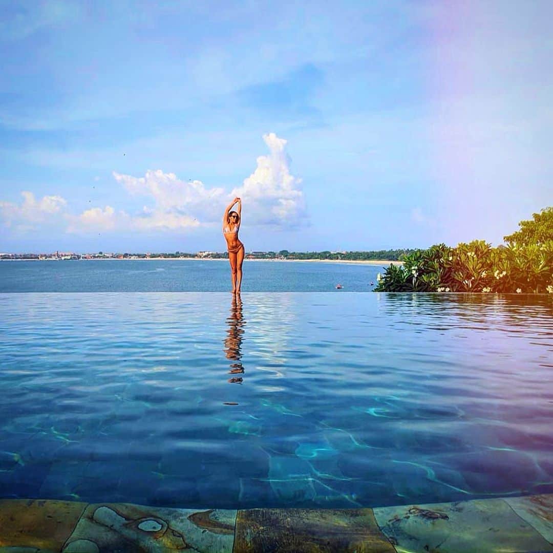 荒木さやかさんのインスタグラム写真 - (荒木さやかInstagram)「いんふぃにてぃぷーる🙏🏾🇮🇩 ずっと太陽の下にいたら焦げたよ🌞 #infinitypool #sunnyday #pool #ocean #Bali #バリ島」12月18日 19時33分 - araki_sayaka