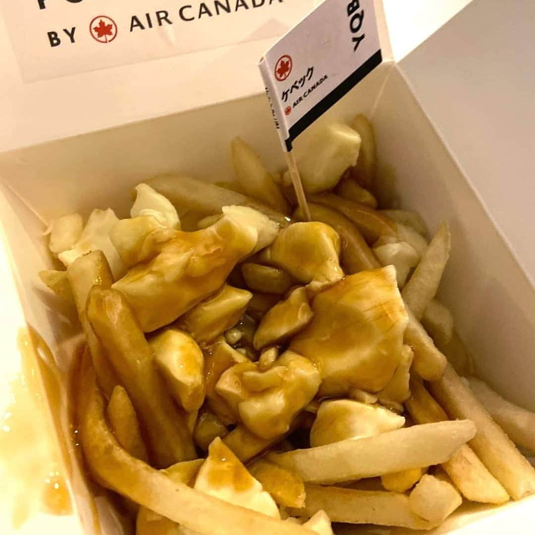 ネット専用海外旅行保険たびほのインスタグラム：「#プーティン カナダのソウルフード フライドポテトにグレイビーソースとチーズを絡めたカナダ料理 . 📸1 六本木ヒルズの @aircanadajp さんのイベントブースでプーティン . 📸2 カナダのカフェでプーティン . 📸3 カナダのファミレスでプーティン . #カナダ料理 #canada #canadianfood #カナダ #aircanada #海外旅行 #海外旅行保険 #tabiho #たびほ #旅スタグラム #海外旅行 #旅行好きな人と繋がりたい #中の人ku」
