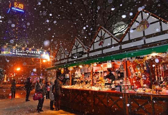 旅色さんのインスタグラム写真 - (旅色Instagram)「【#クリスマスマーケット 特集💎 \ 第5弾 / 】﻿ 🎄ミュンヘン・クリスマス市 in Sapporo🎄﻿ ﻿ 2002年から毎年大規模に開催されている札幌市のクリスマスマーケット‼️🎅﻿ ﻿ 雪景色のなかのマーケットは、本場ドイツ・ミュンヘンを彷彿とさせ、マーケット全体がフォトジェニックです📸﻿ ﻿ 来週はクリスマスです🤶﻿ 大切な家族、恋人、友達とステキな夜をお過ごし下さい💫💫﻿ ﻿ #北海道 #札幌 #ミュンヘンクリスマス市﻿ #大通り公園 #イルミネーション −−−−−−−−−−−−−−−−−−﻿ ﻿ 📍 北海道札幌市中央区大通西2（大通公園2丁目）﻿ ﻿ 🕑 営業時間（開催期間）﻿ 11月22日～12月25日　11：00～21：00（L.O.20：45）﻿ ﻿ −−−−−−−−−−−−−−−−−−﻿ ﻿ 📣"#旅色"では全国各地のクリスマスマーケットの情報を掲載しています。『旅色 クリスマスマーケット』と是非、検索してみて下さい📱」12月18日 19時45分 - tabiiro