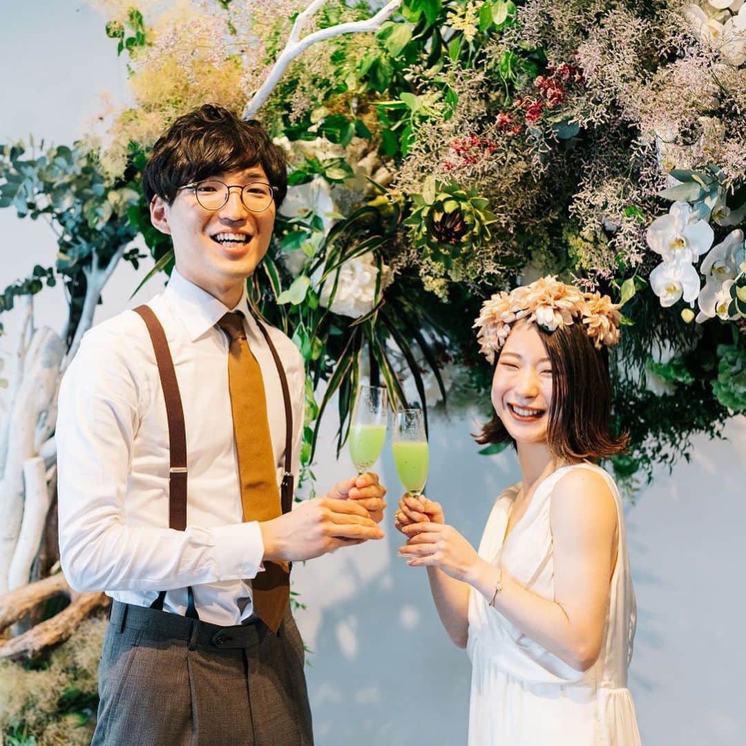 ARCH DAYS Weddingsさんのインスタグラム写真 - (ARCH DAYS WeddingsInstagram)「ウェルカムドリンクや二人こだわりのドリンクを使った演出、プチギフトなど、ドリンクの素敵なアイディアをご紹介🕊✨﻿ ﻿ ぜひ二人らしいドリンクのおもてなしを考えてみてくださいね☺️﻿ ﻿ ﻿ --------------------------﻿ ﻿ ﻿ ▽このCOLUMNを読むにはストーリーズを☑︎﻿ ﻿ ﻿ --------------------------﻿ ﻿ ﻿ ▽ARCH DAYSトップページはこちらから☑﻿ @archdays_weddings﻿ プロフィールのリンクから👰🏻﻿ ﻿ ▽バースデー・ベビーシャワーなどの情報を見るなら💁🎉﻿ @archdays﻿ ﻿ ﻿ --------------------------﻿ ﻿ ﻿ ARCH DAYSに会員機能ができました💁‍♀️﻿ ﻿ 気になる記事や写真をクリップして、もっと便利に！自分だけのページを作れます📎﻿ ﻿ また、会員登録をしてマイページからパートナーを招待すれば、2人でイメージを共有可能に♩﻿ ﻿ ﻿ --------------------------﻿ #archdays #archdays_wedding #アーチデイズ #アーチデイズウェディング #ウェルカムドリンク #ウェルカムパーティー #ウェルカムパーティ #プチギフト #プチギフト手作り #プチギフトラッピング #プチギフト選び #プチギフト迷子 #プチギフトdiy #プチギフトタグ #プチギフトシール #マルティネリ #マルティネリアップルジュース #マルティネリタグ #乾杯ドリンク #結婚式準備 #花嫁準備 #ウェディング準備 #プレ花嫁 #プレ花 #卒花嫁 #卒花 #2020春婚 #2020夏婚 #2020秋婚 #2020冬婚﻿ --------------------------﻿ https://archdays.com/column/2019/12/18/51148﻿ --------------------------」12月18日 19時54分 - archdays_weddings