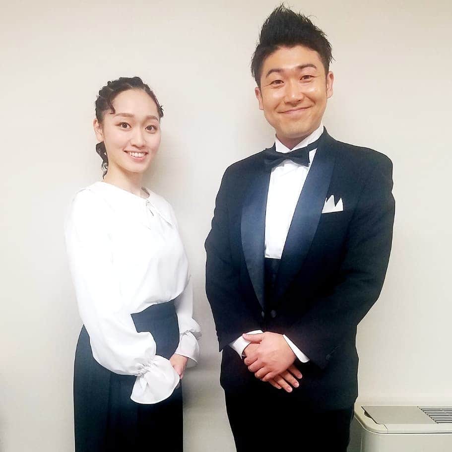 レイチェルのインスタグラム：「明日26:30からMBSにて、  第九はじめてさんの挑戦が放送されます！  僕らの3ヶ月間の練習っぷり、そして練習の成果を宜しかったら是非是非っ見て下さいね！  １枚目は、本番当日の写真。  2枚目は、現実に戻った現在の写真。  とぉ～か言っちゃってぇーーー！！！！！😁😁😁😁😁💨💨💨💨💨🎶🎶🎶🎶🎶🎶🎶」