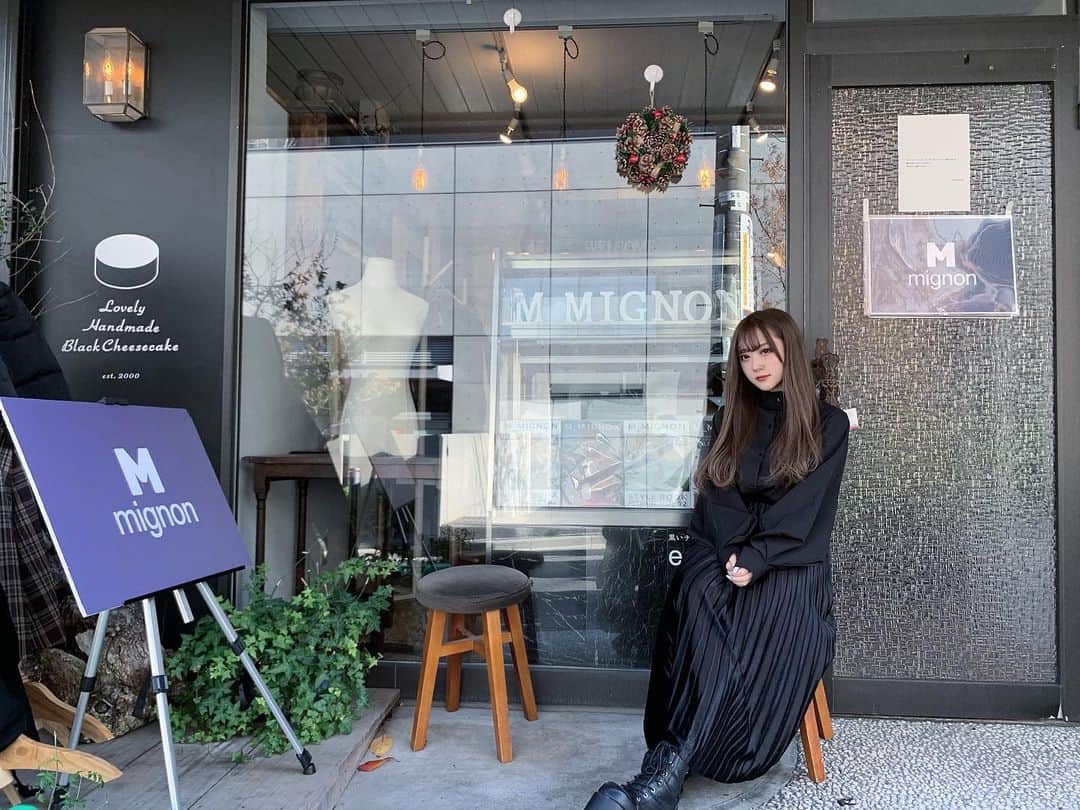 おもてちゃんのインスタグラム：「. 遅くなりましたが、ポップアップストア東京3日間ありがとうございました︎☺︎ 今回もたくさんの方に足を運んで頂き、商品を手に取って頂いてとても楽しい時間を過ごせました。 東京で開催したイベントの中でも、比較的はじめましての方が多かった印象です🤔 勇気を出して会いに来てくれた方が多かったのかな？ありがとう . 今日はポップアップで頂いたお手紙を読んでいました やっぱりお手紙がいちばんうれしい 今後のイベントでもぜひ気が向いたらお手紙書いてきてください💌 . 引き続きポップアップの全国巡業が続くのでよろしくお願いします . #m_mignon」