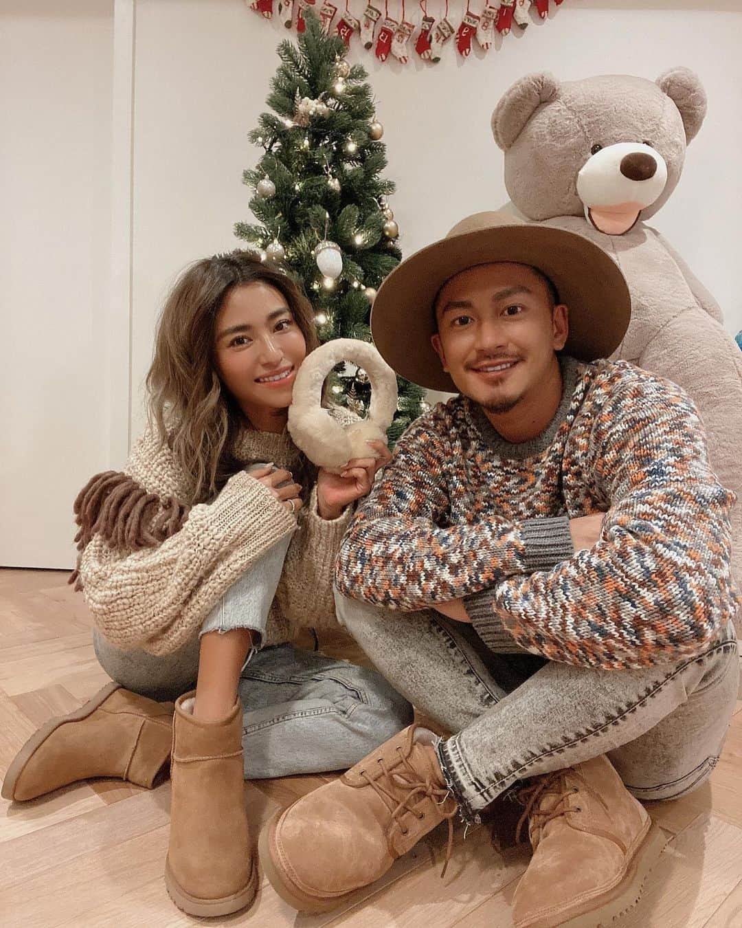 山中美智子さんのインスタグラム写真 - (山中美智子Instagram)「UGG って暖かくて歩きやすくて冬は本当に毎日履きたくなっちゃう✌🏾 うちはファミリーでおそろいカラーで早めのプレゼントにしたよ✨  私のはインソールタイプだから楽なのに脚がきれいに見えるタイプ✨  娘のはワンちゃんのデザイン✨ たろちゃんはレースアップタイプだよ✨  私達好きなものも似てきて、顔もちょっと似てるし、色々似てるけど性格が真逆だよね✌🏾そこがおもしろいの😁  いいチームだと思ってる👌🏾✨ もうすぐ3人で迎える3回目のクリスマス🎄  家族みんなで過ごそうね🌟 @uggjapan #uggjapan #uggギフト #PR」12月18日 20時04分 - alexiastam1988