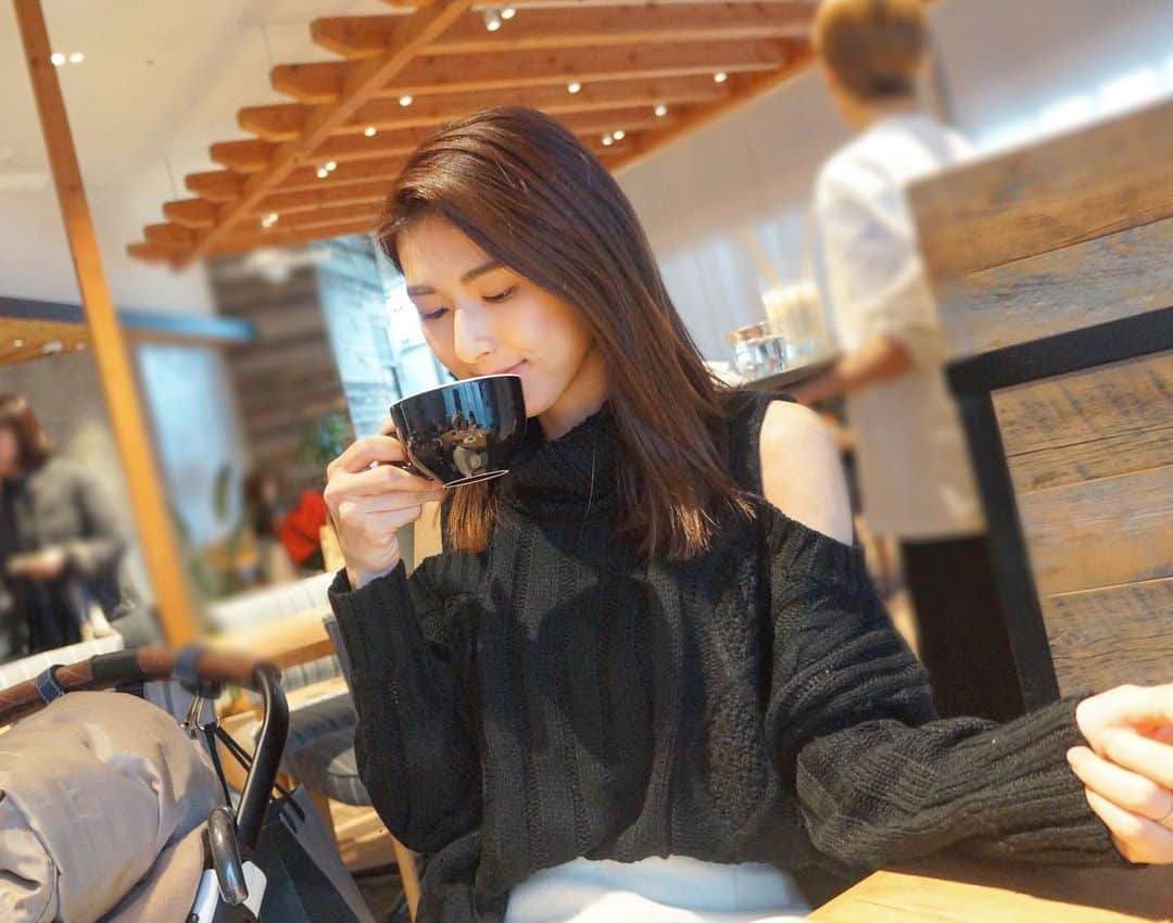 井上麻衣さんのインスタグラム写真 - (井上麻衣Instagram)「☕️💕 . . . #cafe#mama#ootd#ootdfashion  #fashion#knit#ニット#totheseahawaii  #ママコーデ#二児ママ#to_the_sea_hawaii  #オフショル風#肩出しニット#resortnista」12月18日 19時57分 - mai_inoue