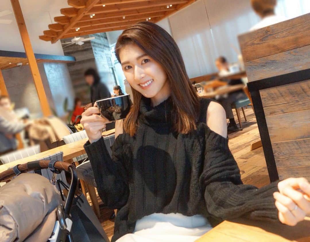 井上麻衣さんのインスタグラム写真 - (井上麻衣Instagram)「☕️💕 . . . #cafe#mama#ootd#ootdfashion  #fashion#knit#ニット#totheseahawaii  #ママコーデ#二児ママ#to_the_sea_hawaii  #オフショル風#肩出しニット#resortnista」12月18日 19時57分 - mai_inoue