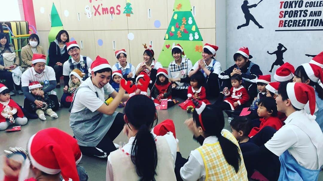東京スポーツ・レクリエーション専門学校さんのインスタグラム写真 - (東京スポーツ・レクリエーション専門学校Instagram)「こども保育スポーツ科1年全員で、こども達にクリスマスイベントをプレゼント。  こども達はおヒゲのあるサンタさん🎅からプレゼント🎁をもらいました。  1年生、お疲れ様。」12月18日 19時58分 - jikeitsr