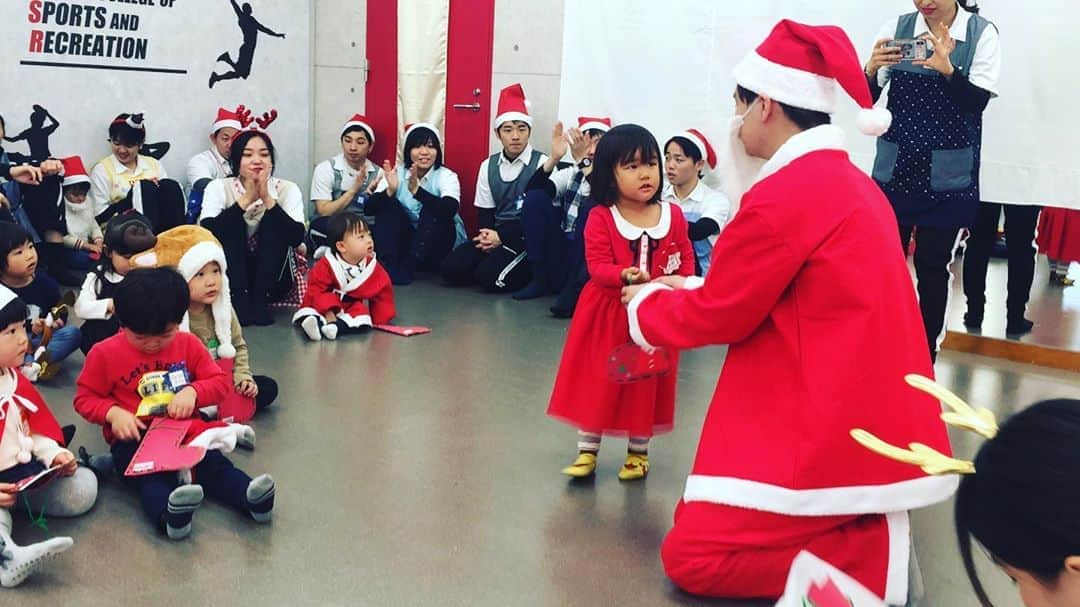 東京スポーツ・レクリエーション専門学校さんのインスタグラム写真 - (東京スポーツ・レクリエーション専門学校Instagram)「こども保育スポーツ科1年全員で、こども達にクリスマスイベントをプレゼント。  こども達はおヒゲのあるサンタさん🎅からプレゼント🎁をもらいました。  1年生、お疲れ様。」12月18日 19時58分 - jikeitsr