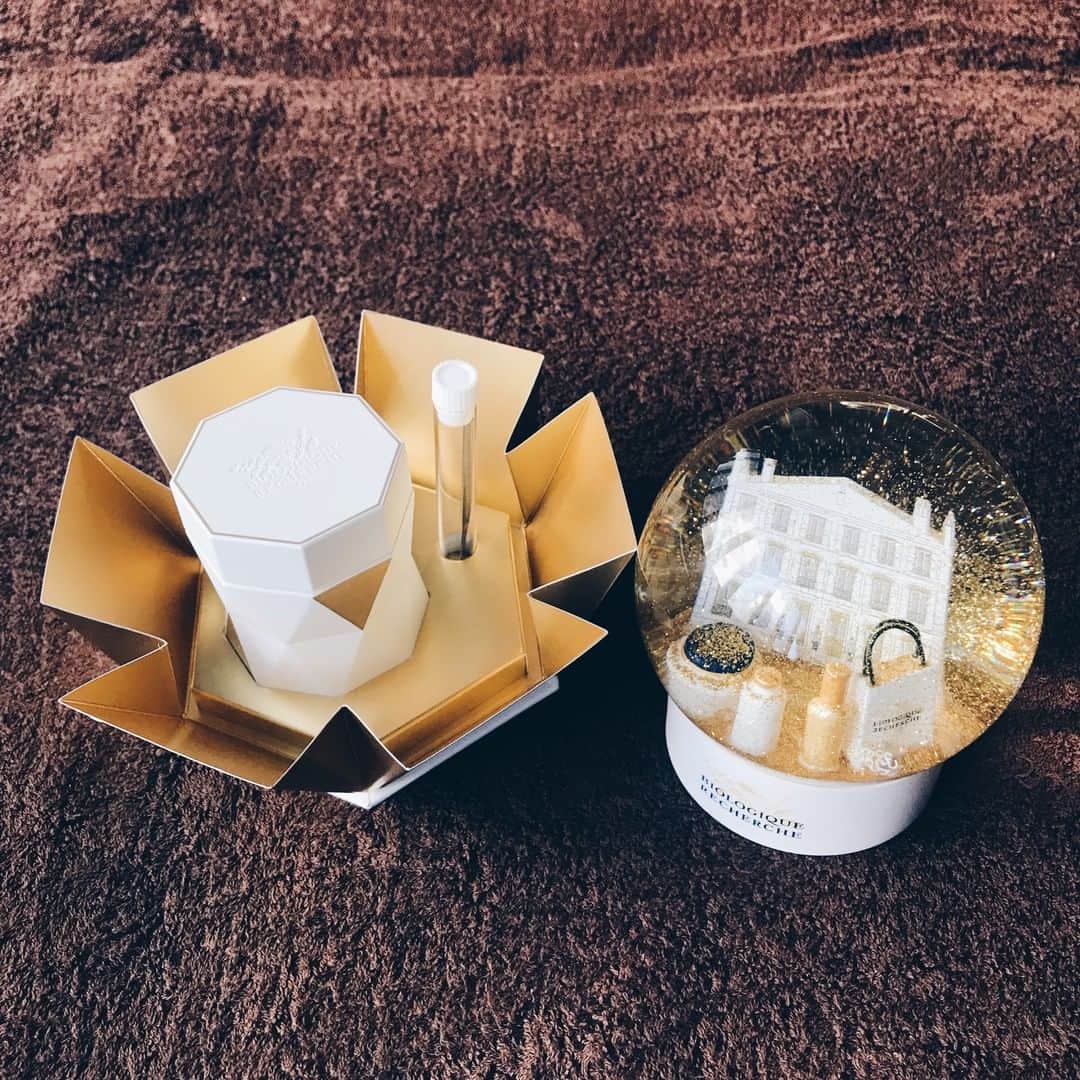 のインスタグラム：「.⁠ Happy Holiday♬⁠ もうすぐクリスマス♬⁠ 喜ぶ顔を想像しながらのギフト選びも楽しいですよね！⁠ ⁠ 大切なあの人に❤⁠ そして、⁠ 1年頑張ったご自身にもぜひ・・・❤⁠ .⁠ .⁠ ⁠ #BiologiqueRecherche ⁣⁣⠀﻿⁠ ⁣#Buildingbetterskin ⁣⁣⠀﻿⁠ #FollowYourSkinInstant⁣⁣⠀﻿⁠ #グランデクリーム⁠ .⁠ #スキンケアのファイナルアンサー⠀⁣⁣⠀﻿⁠ #BIOLOGIQUERECHERCHE ⠀﻿⁠ #ビオロジックルシェルシュ⁣⁣⠀﻿⁠ #瞬間肌#スキンインスタント⠀﻿⁠ ⁠.⁠ #thedayspa#ザデイスパ⁠ #SPA#スパ#ホテルスパ⁠#スパトリートメント ⁠ #メディカルコスメ⁣⠀#医学的アプローチ⁣⁣⠀#クリニック⠀﻿⁠ .⁠ #スキンケア難民⁣⠀﻿⁠ #肌トラブル改善⁠ #肌トラブル⁠ #うるツヤ肌⁠ #スキンケア難民の強い味方⁠ .⁠ #クリスマスギフト⁠ #クリスマス⁠ #スノードーム⁠ ⁠ ⁠ ⁠ ⁠ ⁠」
