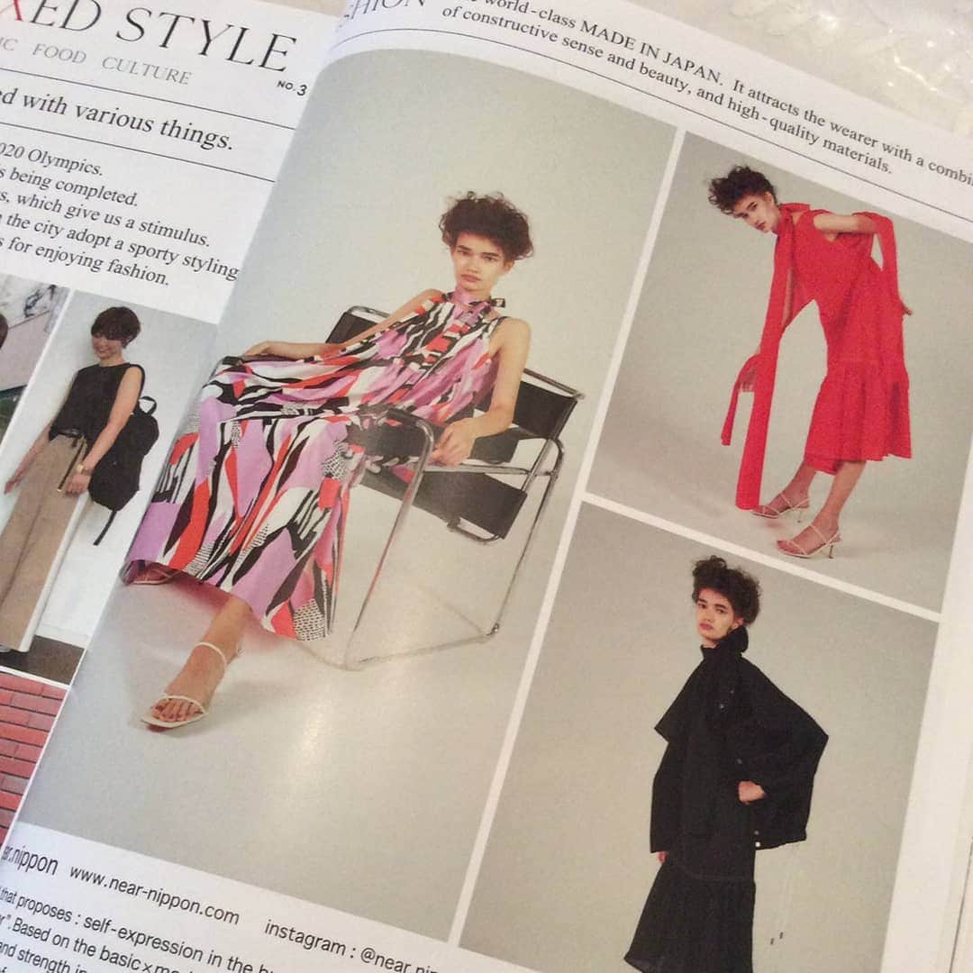 のインスタグラム：「イタリアのコレクション誌 【Mahlieria italiana】  20ssコレクションを掲載 頂きました。  この雑誌は、コレクション情報だけでなく、日本のもの作りなどのコラムも あります。  職人の技術や伝統 デザインの奥に隠れがちな 側面にも、スポットを当てて さすがに奥が深いです。  #2020ss #nearnippon #magliariaitaliana #20ss #ss20」