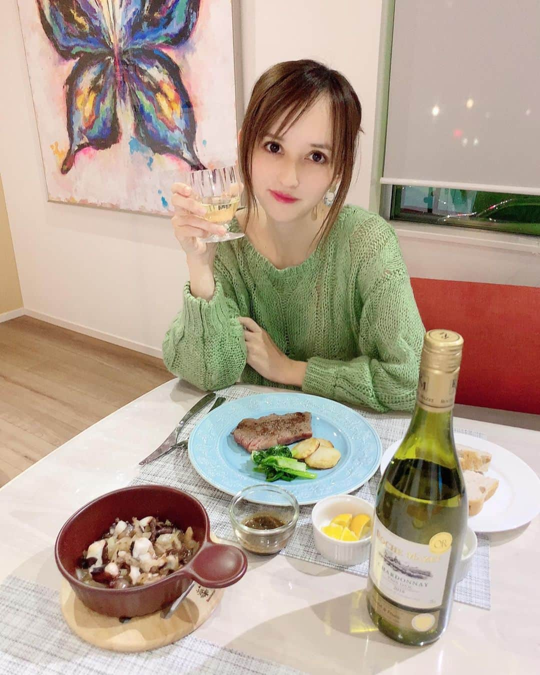 奥山絵里奈さんのインスタグラム写真 - (奥山絵里奈Instagram)「カンパーイ🍷  皆さんは晩酌とかします😙？ 私はたまに❤️ ・ ・ 最近お気に入りのワイン🍷❤️ #ロシュマゼ の#シャルドネ 🍾 フランスで最も売れてるブランドなんですよね！  甘くてフルーティーでふんわりしていて飲みやすい💓  すっごく立派なワインに見えるけど  近所の#セブンイレブン で890円で買える🤣  ミニボトルなんか400円笑  コンビニで買えるし本格的な見た目に味なのでオススメですよ〜💓🍷 次は赤の#カベルネ を買おーっと♫  #PR #ロシュマゼ #セブンイレブン #フランスワイン #おうちワイン #ワインのある暮らし #ROCHEMAZET #FRANCEWINE #VIN」12月18日 20時11分 - erinaokuyama