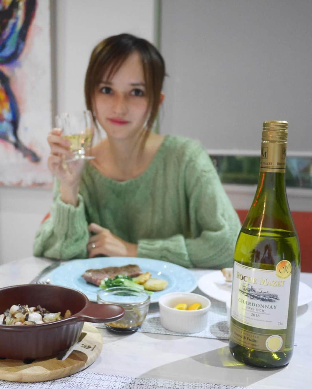 奥山絵里奈さんのインスタグラム写真 - (奥山絵里奈Instagram)「カンパーイ🍷  皆さんは晩酌とかします😙？ 私はたまに❤️ ・ ・ 最近お気に入りのワイン🍷❤️ #ロシュマゼ の#シャルドネ 🍾 フランスで最も売れてるブランドなんですよね！  甘くてフルーティーでふんわりしていて飲みやすい💓  すっごく立派なワインに見えるけど  近所の#セブンイレブン で890円で買える🤣  ミニボトルなんか400円笑  コンビニで買えるし本格的な見た目に味なのでオススメですよ〜💓🍷 次は赤の#カベルネ を買おーっと♫  #PR #ロシュマゼ #セブンイレブン #フランスワイン #おうちワイン #ワインのある暮らし #ROCHEMAZET #FRANCEWINE #VIN」12月18日 20時11分 - erinaokuyama