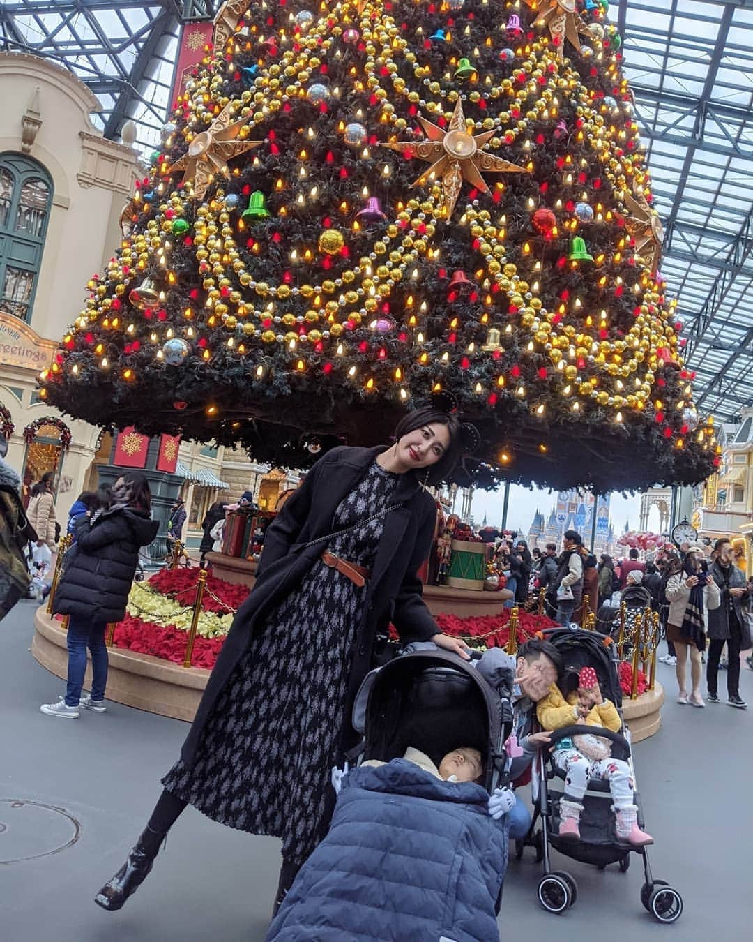 Lisaのインスタグラム：「. ワンピースとっても質問頂くので 載せておきます😊🙋🏼‍♀️ . moussyです🙋🏼‍♀️ これめちゃめちゃ暖かいの😳 これだけでおしゃれになるので お気に入りです😏😏👍🏻 めちゃ暖かいから真冬も使える！❤⛄ . この日全部moussyだ。笑 コートも靴も。笑 #ootd#moussy#moussyコーデ#disneyland#コーデ#クリスマスディズニー」