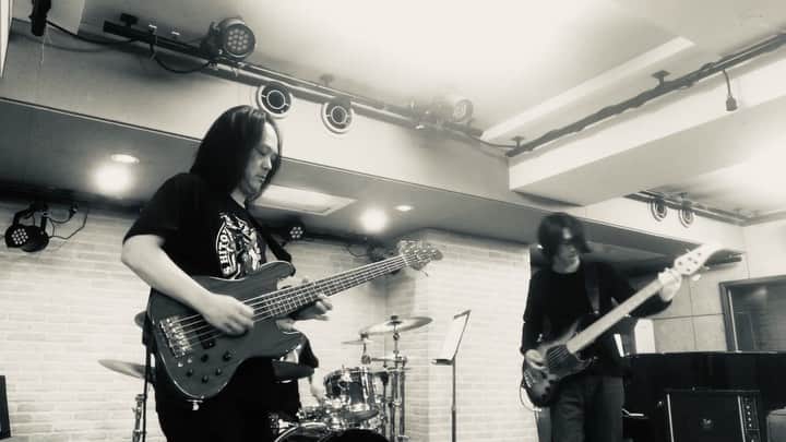 人時のインスタグラム：「リハーサルでした♫ AKさんとHIDEHIROさんと1/17.26のリハーサル^_^ お二人とも素敵です^_^  1/17名古屋ジャミン 1/26東京高田馬場クラブフェイズ 全曲ツインベースでお送り致します^_^ 宜しくお願い致します。  詳細はこちらになります。  http://hitoki.info/lovedbass/」