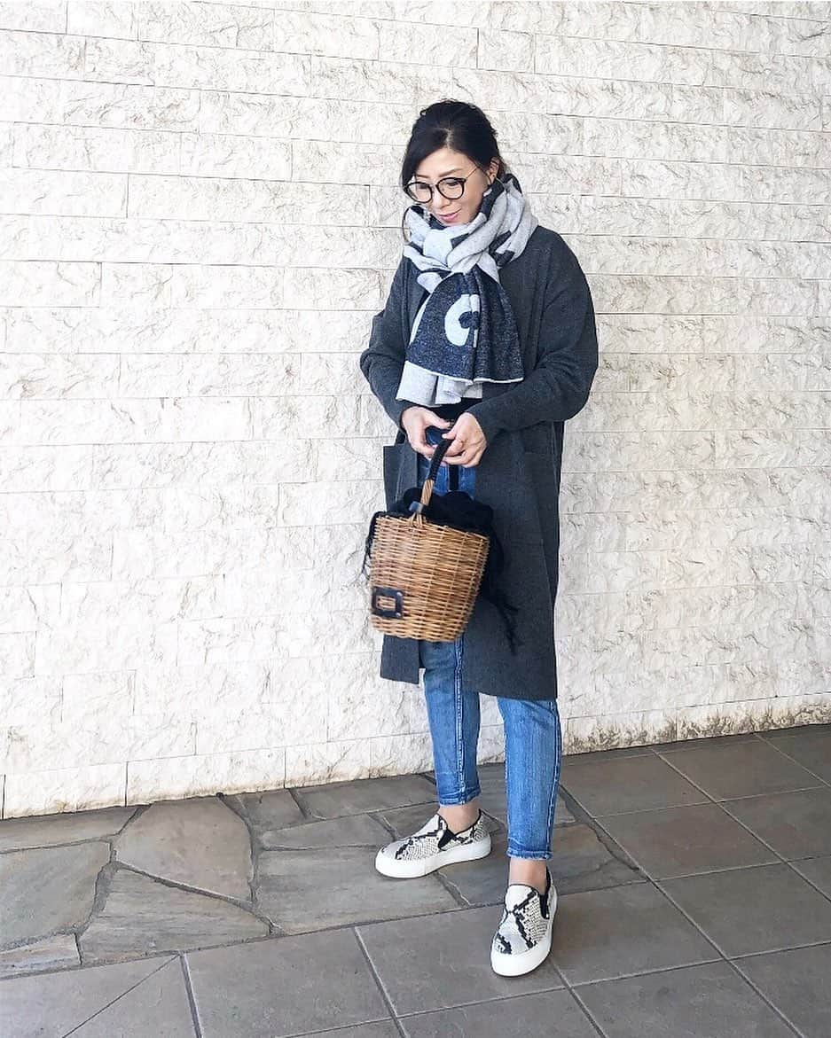 chiyo1173さんのインスタグラム写真 - (chiyo1173Instagram)「#outfitoftheday  先日のコーデ。 車移動だったのでコートは無し🚗 ほぼ車の中と室内という時には、 ニットガウンとストールがあれば十分ですよね。 ・ ・ cardigan：#ensuitelumiere #エンスウィートルミエール  stole：#acnestudios #アクネストゥディオズ  denim：#upperhights #アッパーハイツ  bag：#ebagos #エバゴス　 shoes：#pellicosunny #ペリーコサニー ・ ・ ・ @ensuitelumiere_official のニットガウンは カシミヤ混の滑らかな肌触りで着心地も良く、 一枚で十分に暖かいので ちょっとした外出時の羽織にぴったり✨✨ このガウンとストールで車移動やちょっとそこまでの外出だったら、真冬でも全然対応出来てしまいます。 ・ ・ @ensuitelumiere_official では 12/18(水)12:00 - 12/25(水)23:59の期間中、 ECサイトにて25%OFFクーポンが取得出来ます。 働く女性にも合うシンプルで洗練されたお洋服の数々で、高品質なのにお手頃価格なのも嬉しいブランド。 この機会に是非のぞいてみてくださいね⑅◡̈* ・ ・  #supportedbyENSUITELUMIERE  #fashion #coordinate #コーデ#コーディネート#outfit#ootd#mineby3mootd#シンプルコーデ#大人カジュアル#きれいめカジュアル#オフィスカジュアル#大人女子コーデ#locari#ロカリ」12月18日 20時18分 - chiyo1173