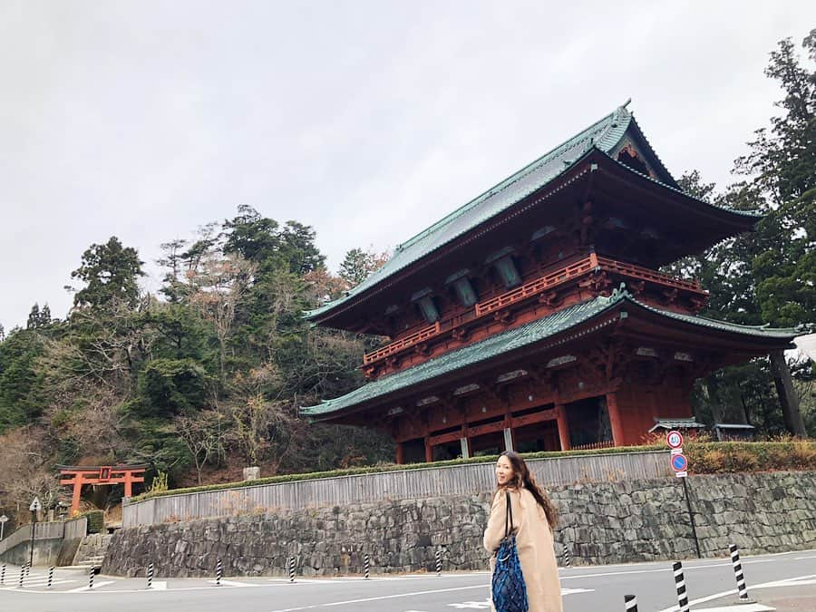 まゆみのインスタグラム：「⛰✨ . . . 一生懸命お仕事して、 一生懸命遊んできました😋💓 . . 大阪からぴゅーっと高野山✨ 今回はケーブルカーで行ってきました🚈 . 南海電鉄の世界遺産切符を購入🎫✨ なんば(南海難波)から高野山までの乗車券(ケーブルカー含む)、高野山でのバス乗り放題&割引き券つきチケットが、 大人：3,720円→ 2,900 円(小児 1,460円) 片道のみの特急券付き ですと、 大人：4,510円→ 3,450 円(小児 1,740円) 大変お得でした🤩 . 次は宿坊に泊まってみたい😍✨ . . . #高野山 #大門 #好きな場所 #またきちゃった #冬の高野山 #koyasan #japan_trip  #高野山好きな人と繋がりたい  #世界遺産切符 #電車旅  #ケーブルカー」