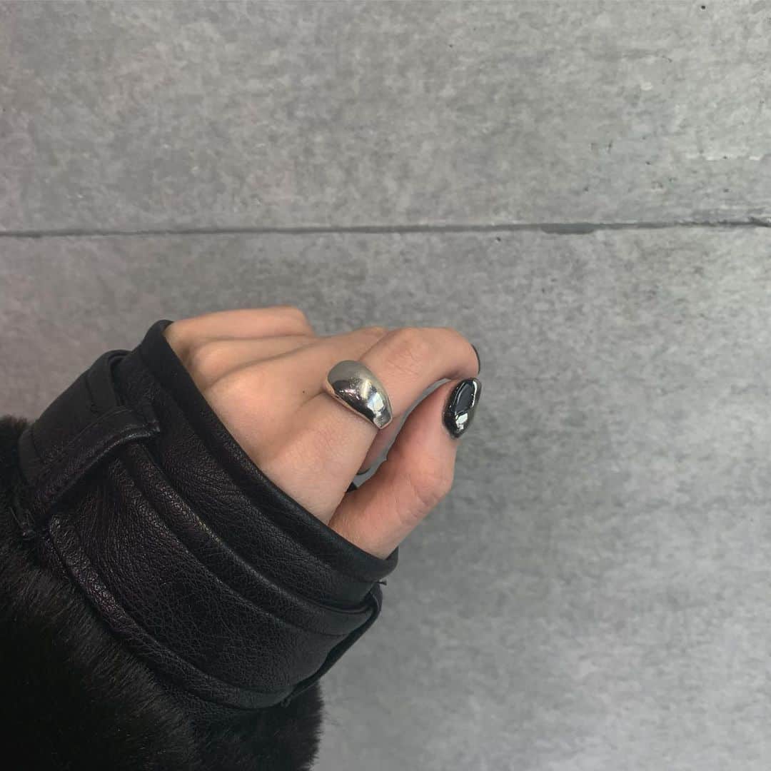 谷川菜奈さんのインスタグラム写真 - (谷川菜奈Instagram)「昨日の私服⛄️🖤 ストーリーたくさん質問頂いてたので☺︎タグ付けしたよ🏷 カジュアル〜〜！ 5枚目はオフショット🤣 #outfit#allblack#LEANN #低身長コーデ」12月18日 20時29分 - pechi.130
