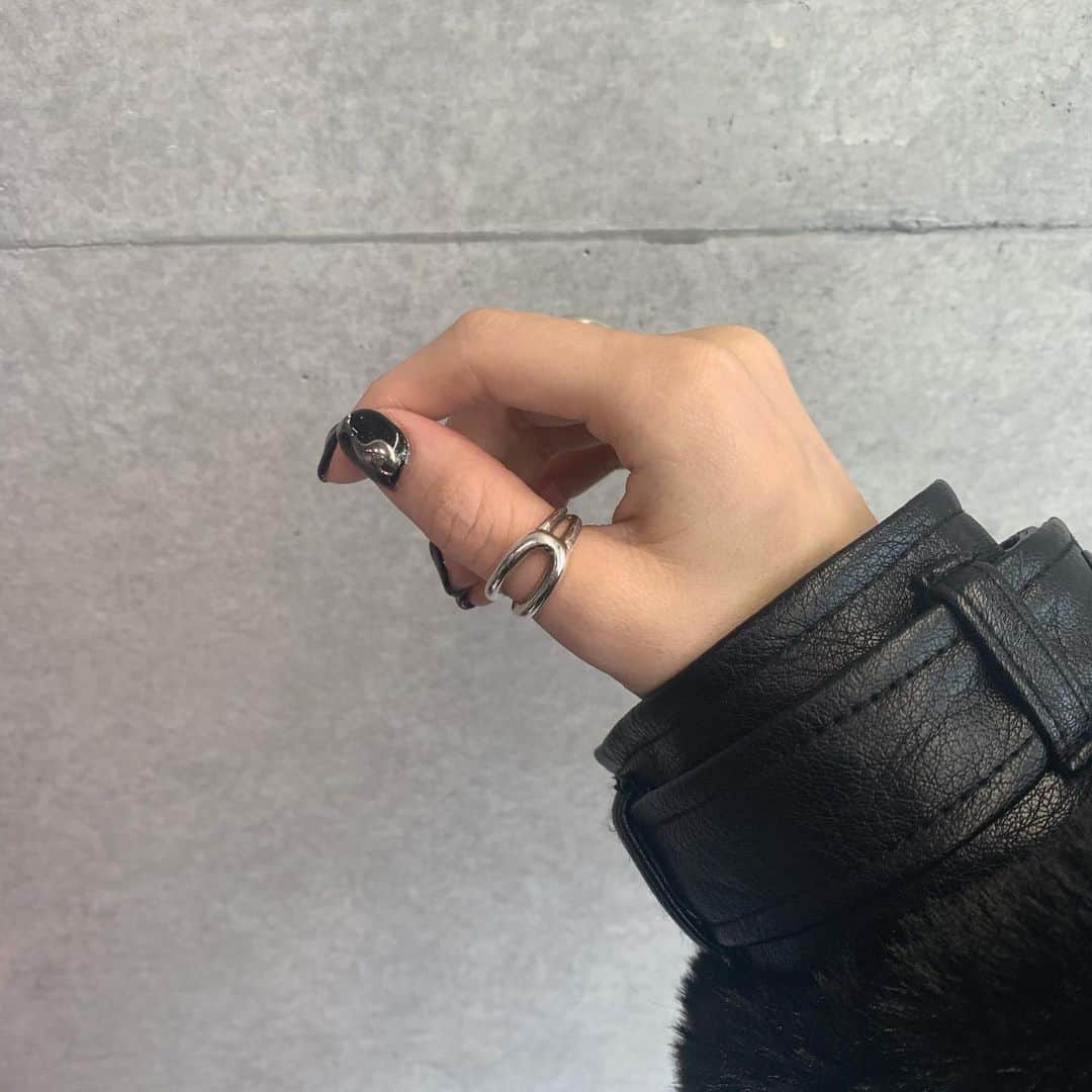 谷川菜奈さんのインスタグラム写真 - (谷川菜奈Instagram)「昨日の私服⛄️🖤 ストーリーたくさん質問頂いてたので☺︎タグ付けしたよ🏷 カジュアル〜〜！ 5枚目はオフショット🤣 #outfit#allblack#LEANN #低身長コーデ」12月18日 20時29分 - pechi.130
